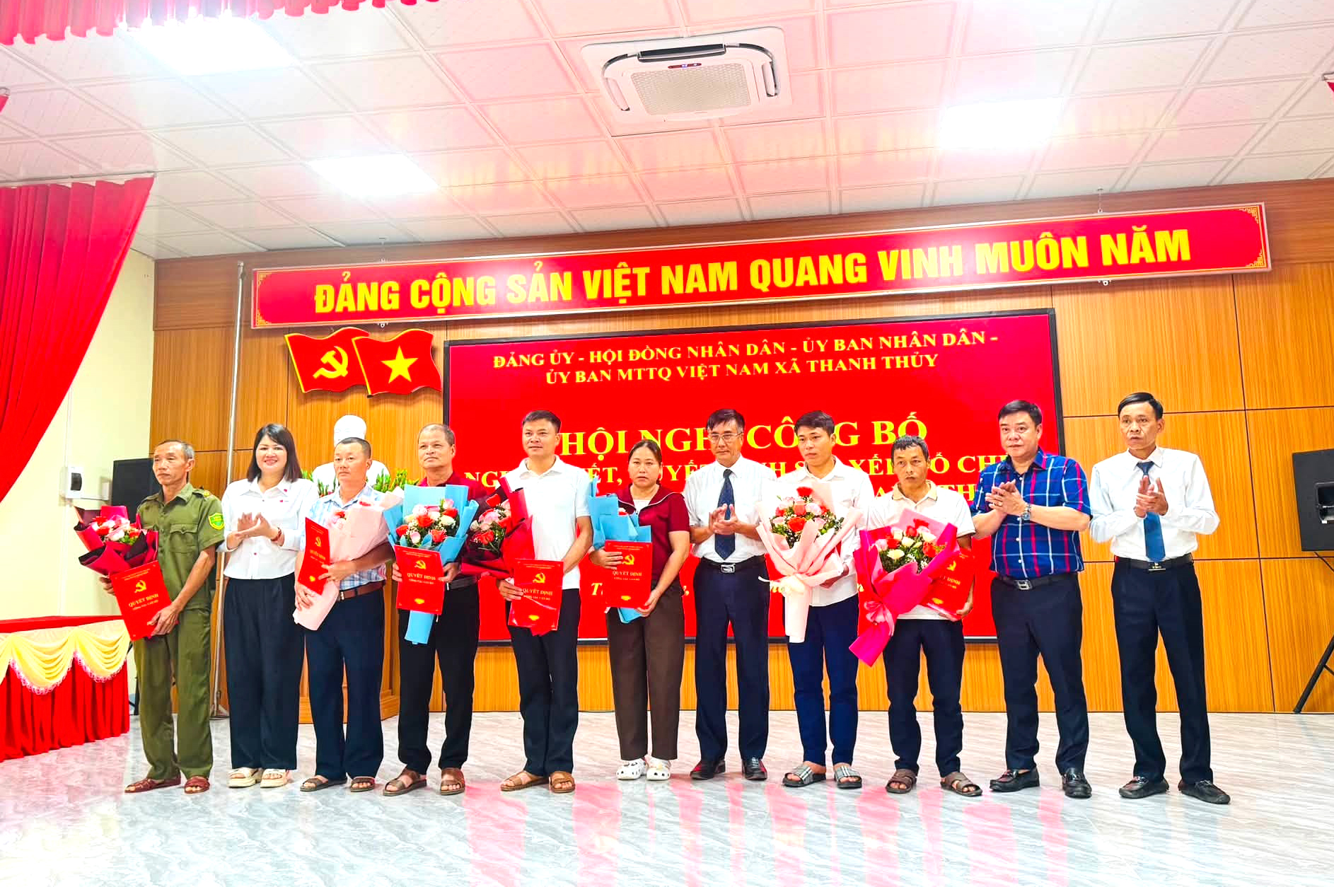 Phó Chủ tịch UBND tỉnh Hoàng Gia Long dự Hội nghị công bố các quyết định về sắp xếp, tổ chức lại thôn tại xã Thanh Thủy