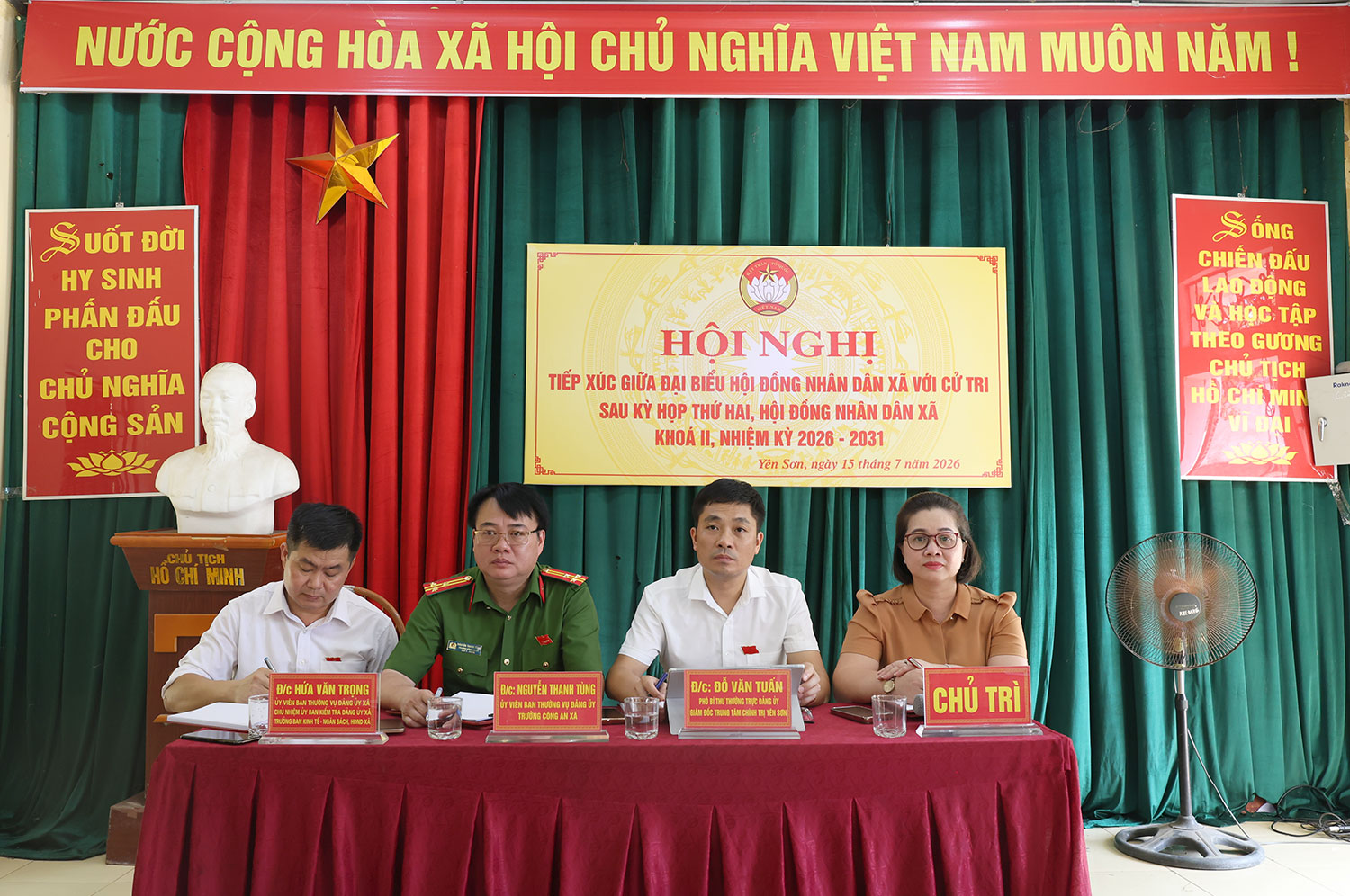 Đồng chí Phó Bí thư thường trực Đảng ủy xã tiếp xúc cử tri thôn Cầu Trôi sau kỳ họp thứ hai, HĐND xã khoá II, nhiệm kỳ 2026-2031