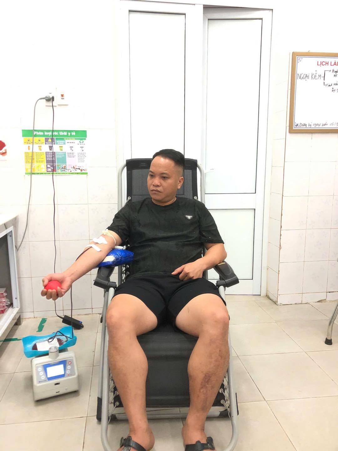 CÁN BỘ CÔNG AN XÃ KỊP THỜI HIẾN MÁU CỨU NGƯỜI