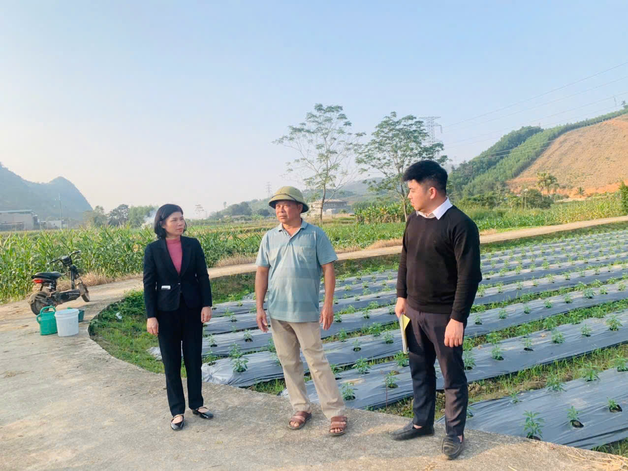 Chủ tịch UBND xã Bình Ca kiểm tra hiện trạng trạm bơm thôn Đồng Bèn 1 và tiến độ thi công tuyến đường giao thông thôn Đồng Ván