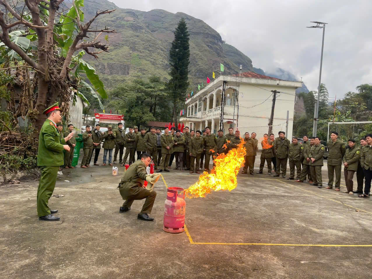 CÔNG AN XÃ DU GIÀ TỔ CHỨC TRẢI NGHIỆM PCCC&CNCH CHO CÁC THÀNH NIÊN TỔ ANTT CƠ SỞ 