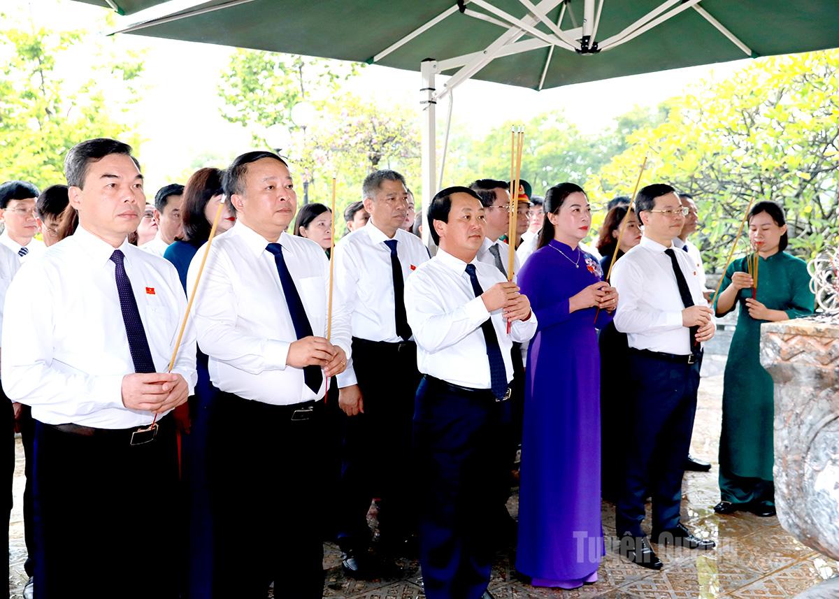 Các đồng chí lãnh đạo tỉnh dâng hương tưởng nhớ Chủ tịch Hồ Chí Minh và các Anh hùng liệt sĩ