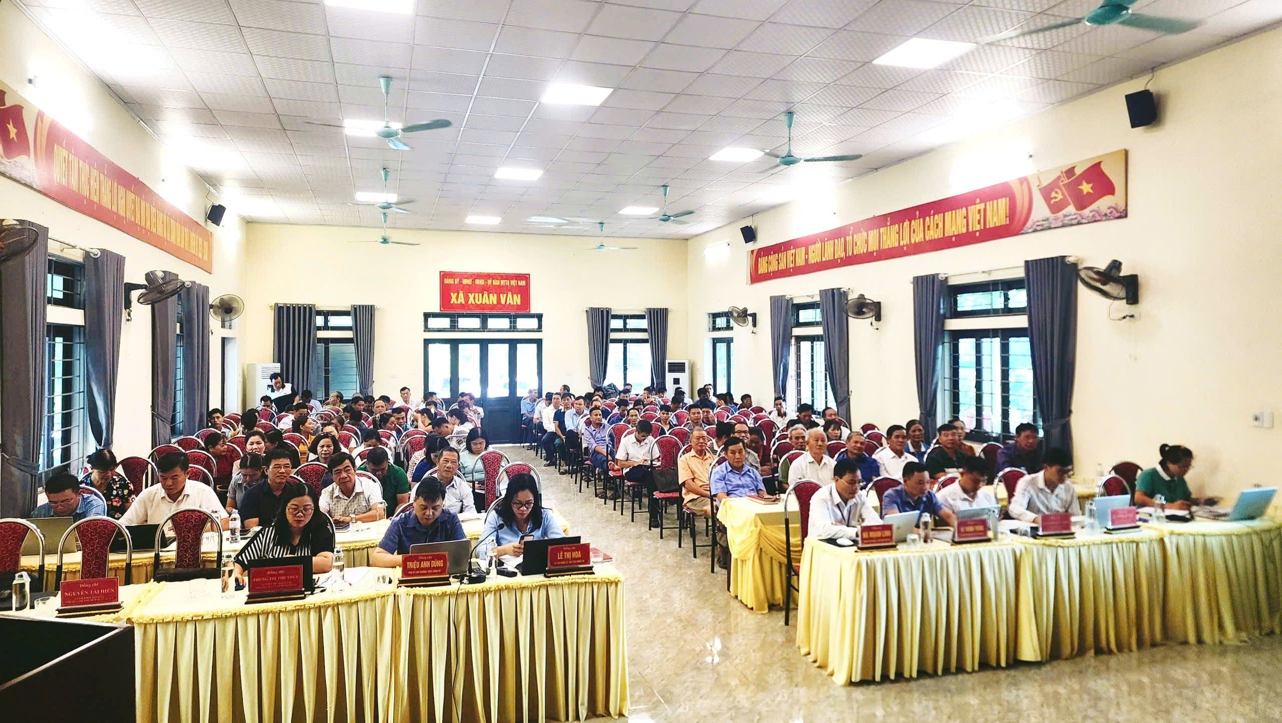 Đảng uỷ xã Xuân Vân dự Hội nghị trực tuyến quán triệt và triển khai thực hiện 04 Nghị quyết của Bộ Chính trị về hội nhập quốc tế, an ninh năng lượng quốc gia, đột phá phát triển giáo dục và đào tạo và bảo vệ, chăm sóc, nâng cao sức khoẻ Nhân dân