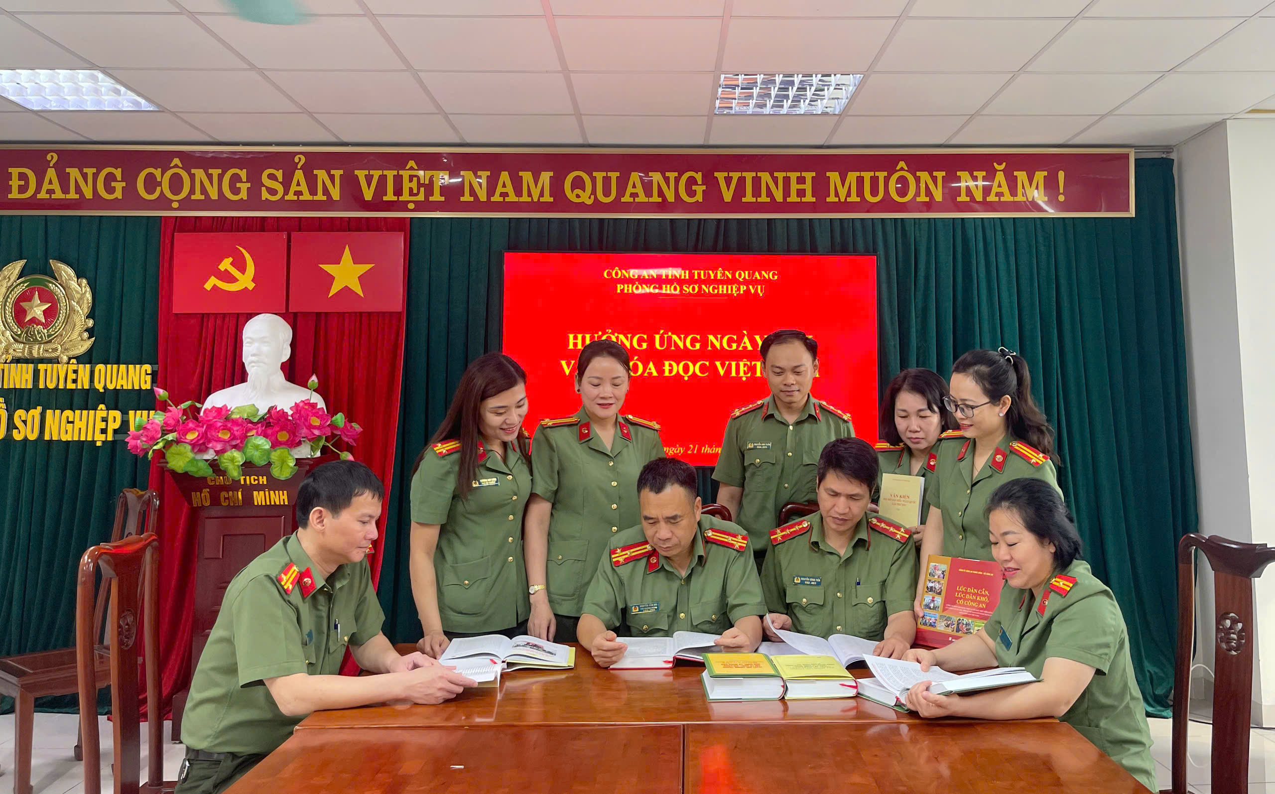 PHÒNG HỒ SƠ NGHIỆP VỤ CÔNG AN TỈNH TUYÊN QUANG: GẮN VĂN HÓA ĐỌC VỚI PHONG TRÀO THI ĐUA "BA NHẤT"