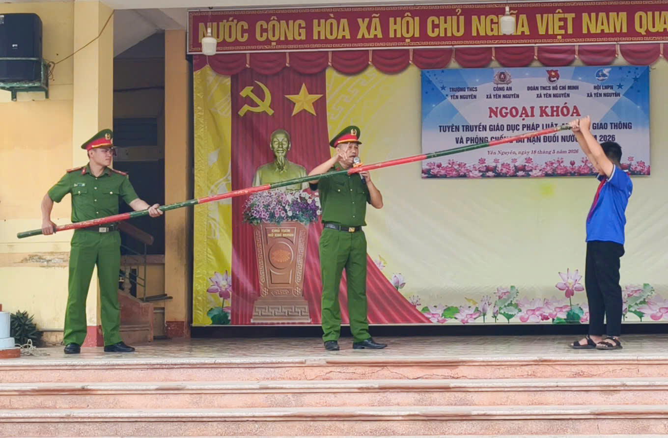 YÊN NGUYÊN - TUYÊN TRUYỀN AN TOÀN GIAO THÔNG VÀ PHÒNG CHỐNG ĐUỐI NƯỚC CHO HỌC SINH