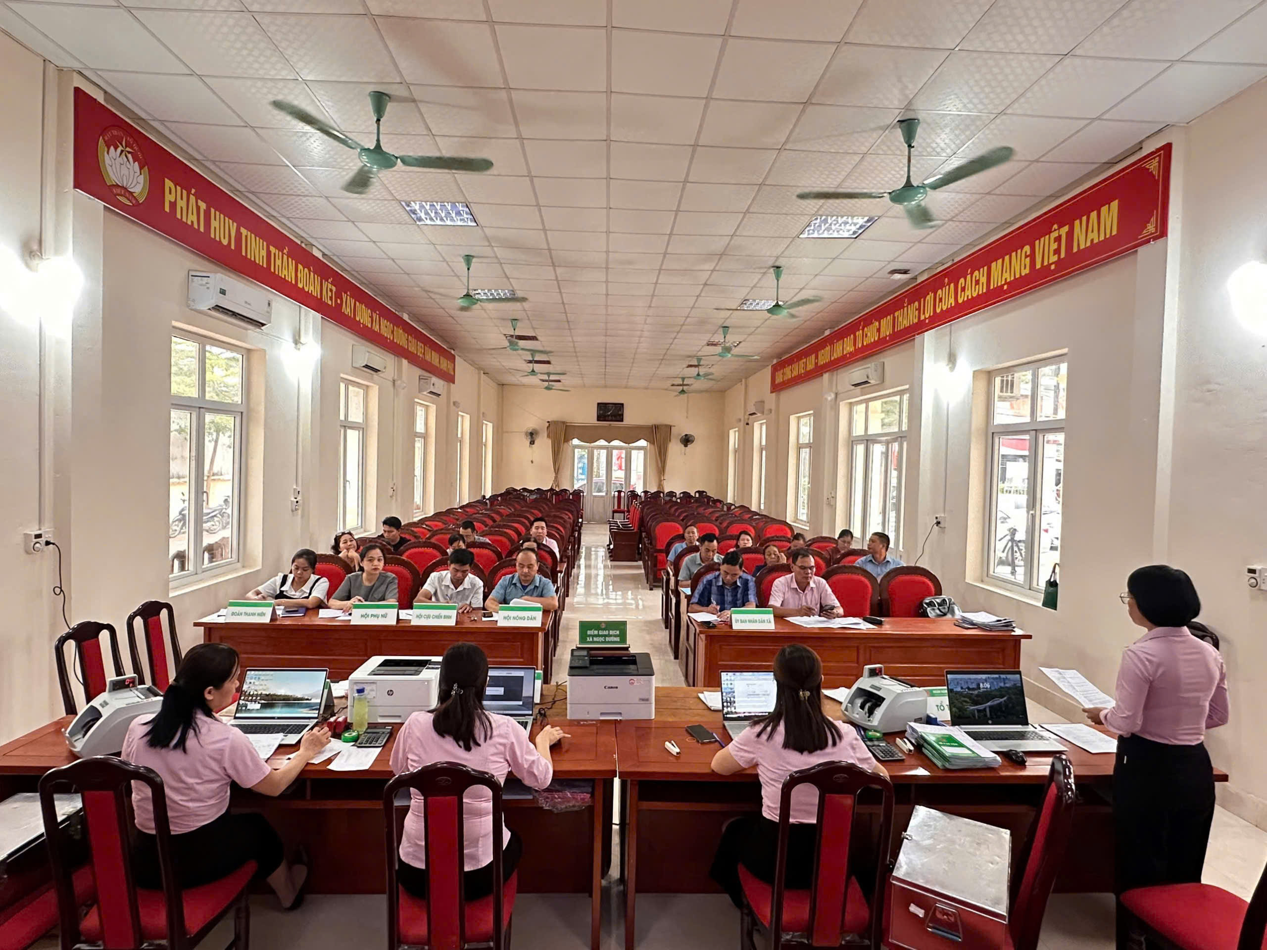 Đoàn công tác của Ngân hàng Chính sách xã hội (NHCSXH) tỉnh Tuyên Quang làm việc tai điểm giao dịch Ngọc Đường