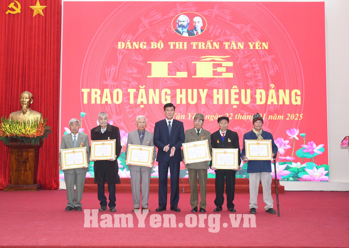 Đồng chí Chủ tịch UBND huyện Đỗ Đức Chiến trao tặng Huy hiệu Đảng tại Đảng bộ thị trấn Tân Yên