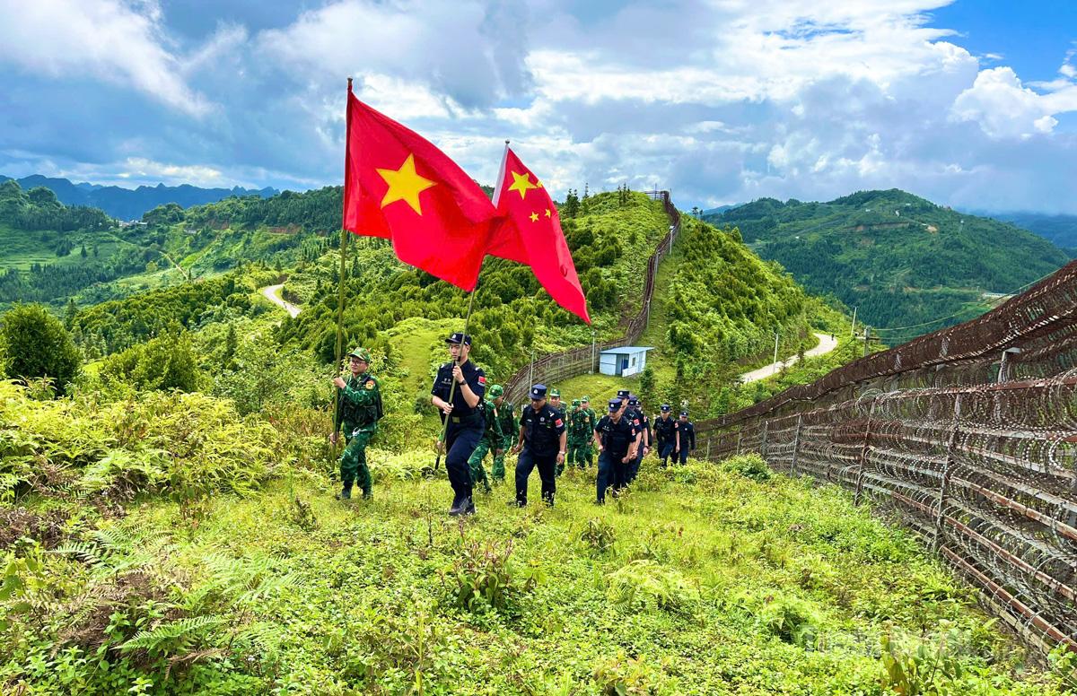 Phối hợp tuần tra liên hợp bảo vệ biên giới Việt Nam - Trung Quốc