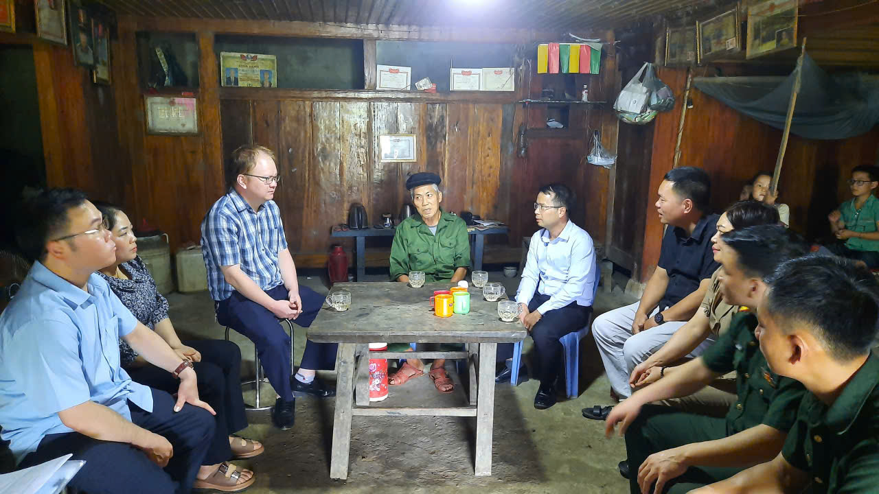 LÃNH ĐẠO XÃ GIÁP TRUNG THĂM, TẶNG QUÀ GIA ĐÌNH CHÍNH SÁCH NHÂN NGÀY THƯƠNG BINH LIỆT SĨ 27.7
