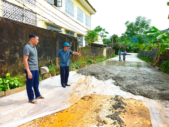 Đồng chí Chủ tịch UBND xã Xuân Giang kiểm tra tiến độ thi công công trình Nâng cấp, cải tạo đường trục thôn, đoạn từ Trường Mầm non đến khu vực dân cư tổ 3 thôn Tịnh.