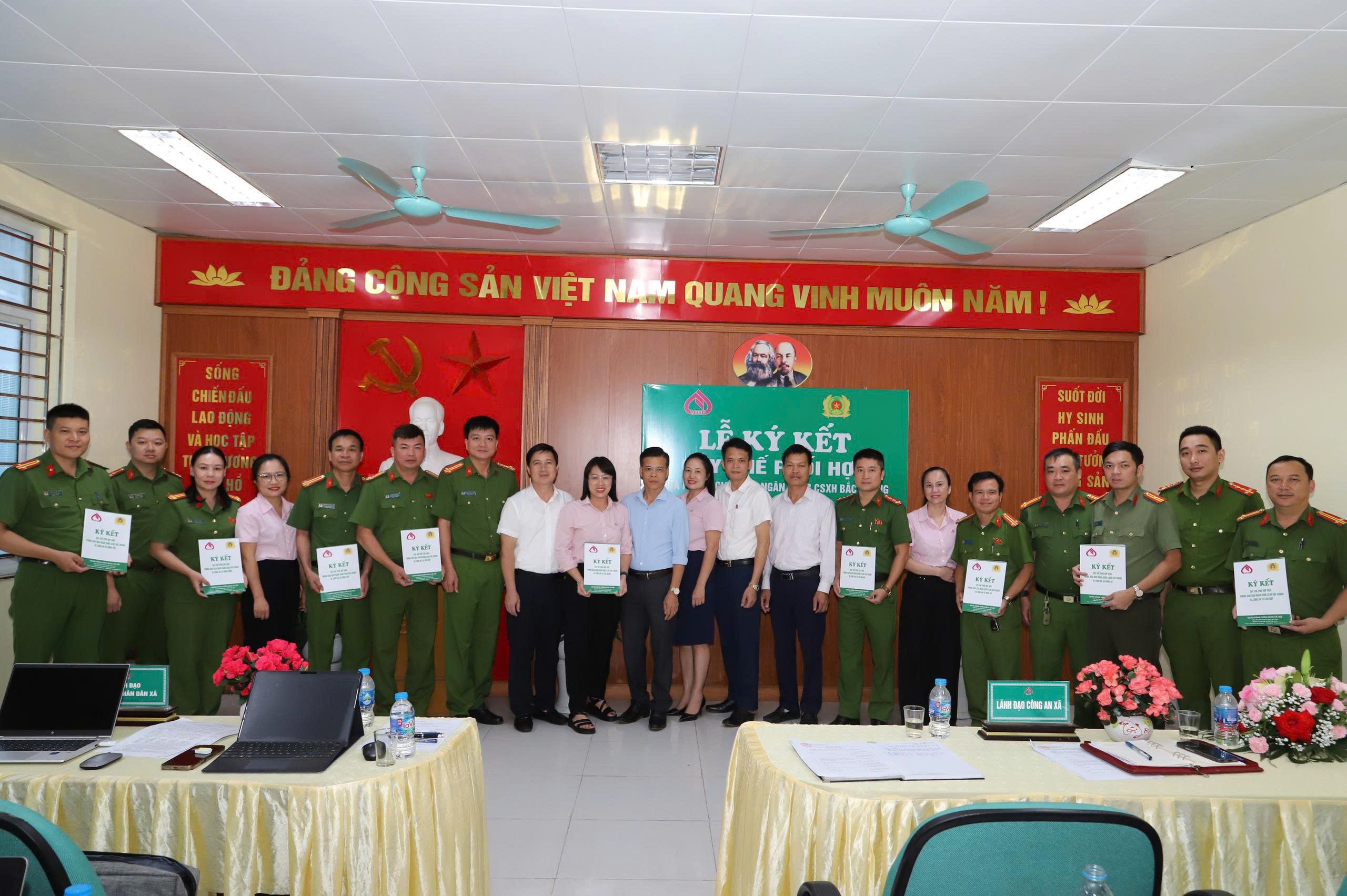 Ký kết quy chế phối hợp giữa Phòng giao dịch NHCSXH Bắc Quang với Công an các xã