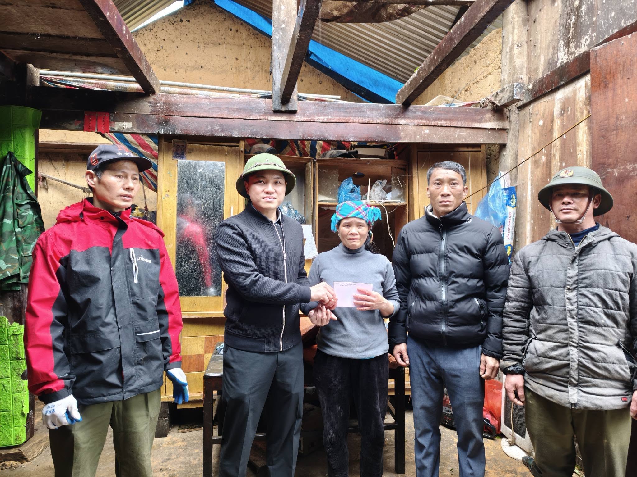 Trước ảnh hưởng của cơn mưa bão vào tối 22.3, đã gây ảnh hưởng nặng nề đến nhiều hộ gia đình trên địa bàn xã Quản Bạ