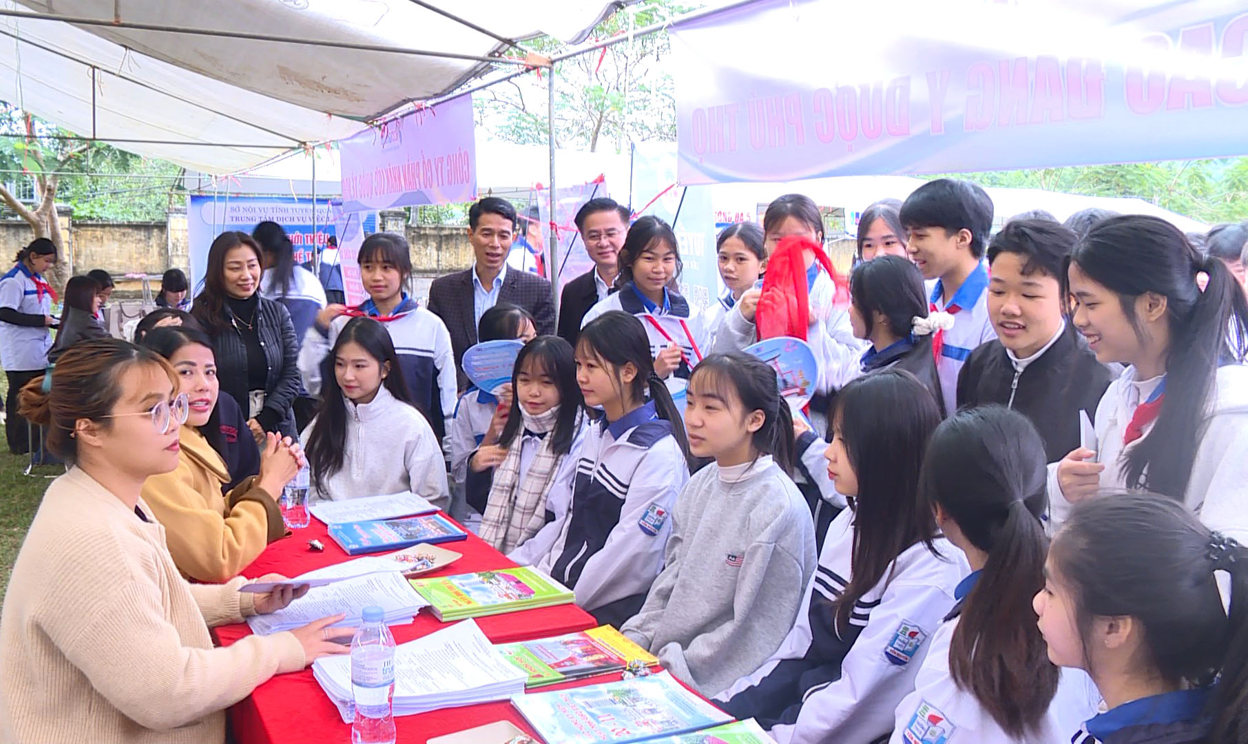 Trung tâm Giao dịch việc làm tổ chức buổi tư vấn, giới thiệu việc làm, học nghề trong nước và xuất khẩu lao động