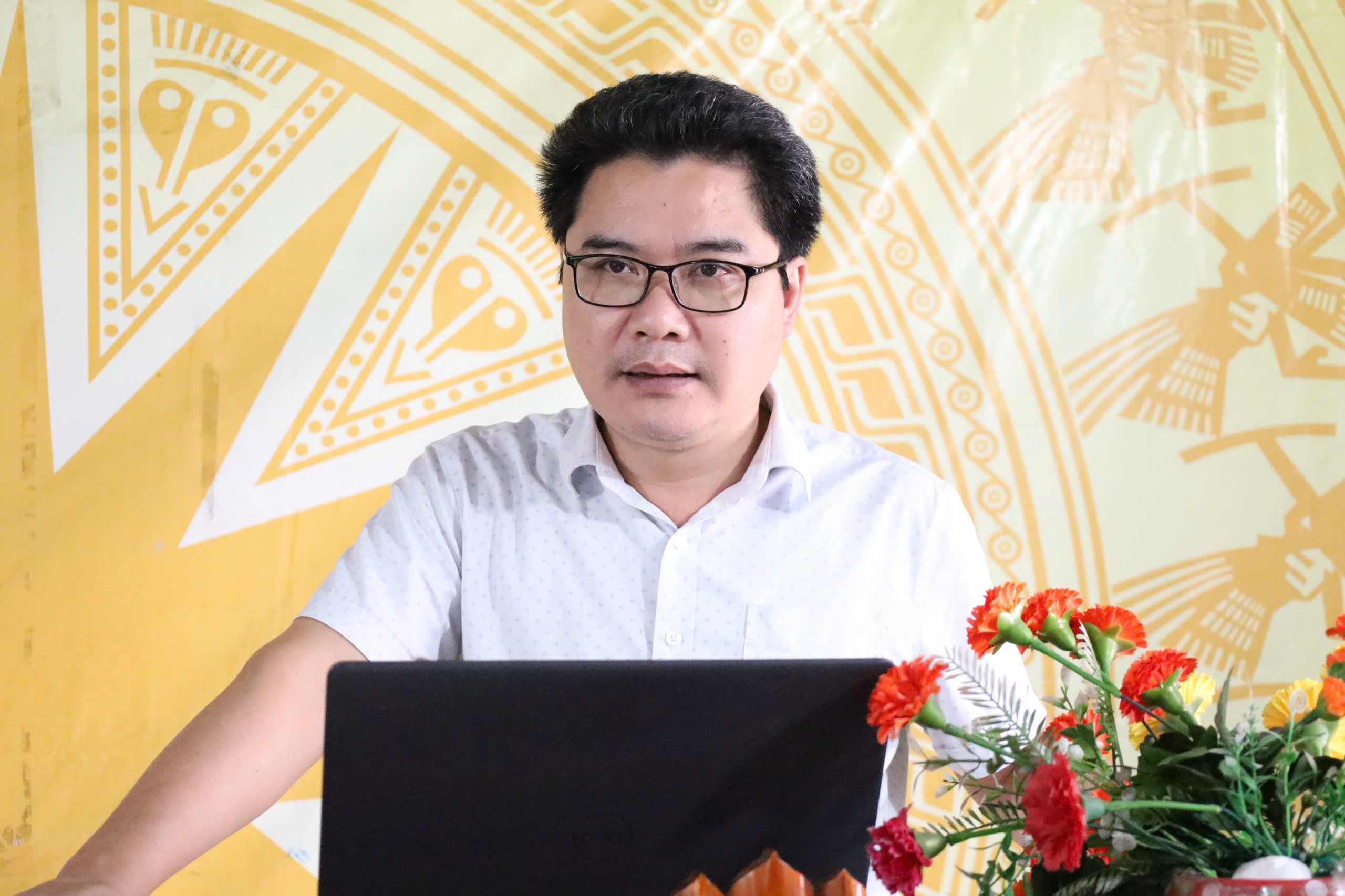 CHỦ TỊCH UBND XÃ LÙNG TÁM LÀM VIỆC VỚI BAN QUẢN LÝ THÔN LÙNG HẨU, ĐỊNH HƯỚNG PHÁT TRIỂN KINH TẾ - XÃ HỘI