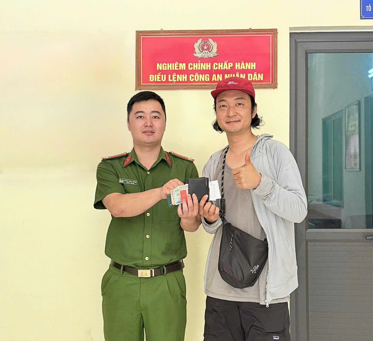CÔNG AN XÃ DU GIÀ TRAO TRẢ TÀI SẢN CHO NGƯỜI NƯỚC NGOÀI BỊ ĐÁNH RƠI