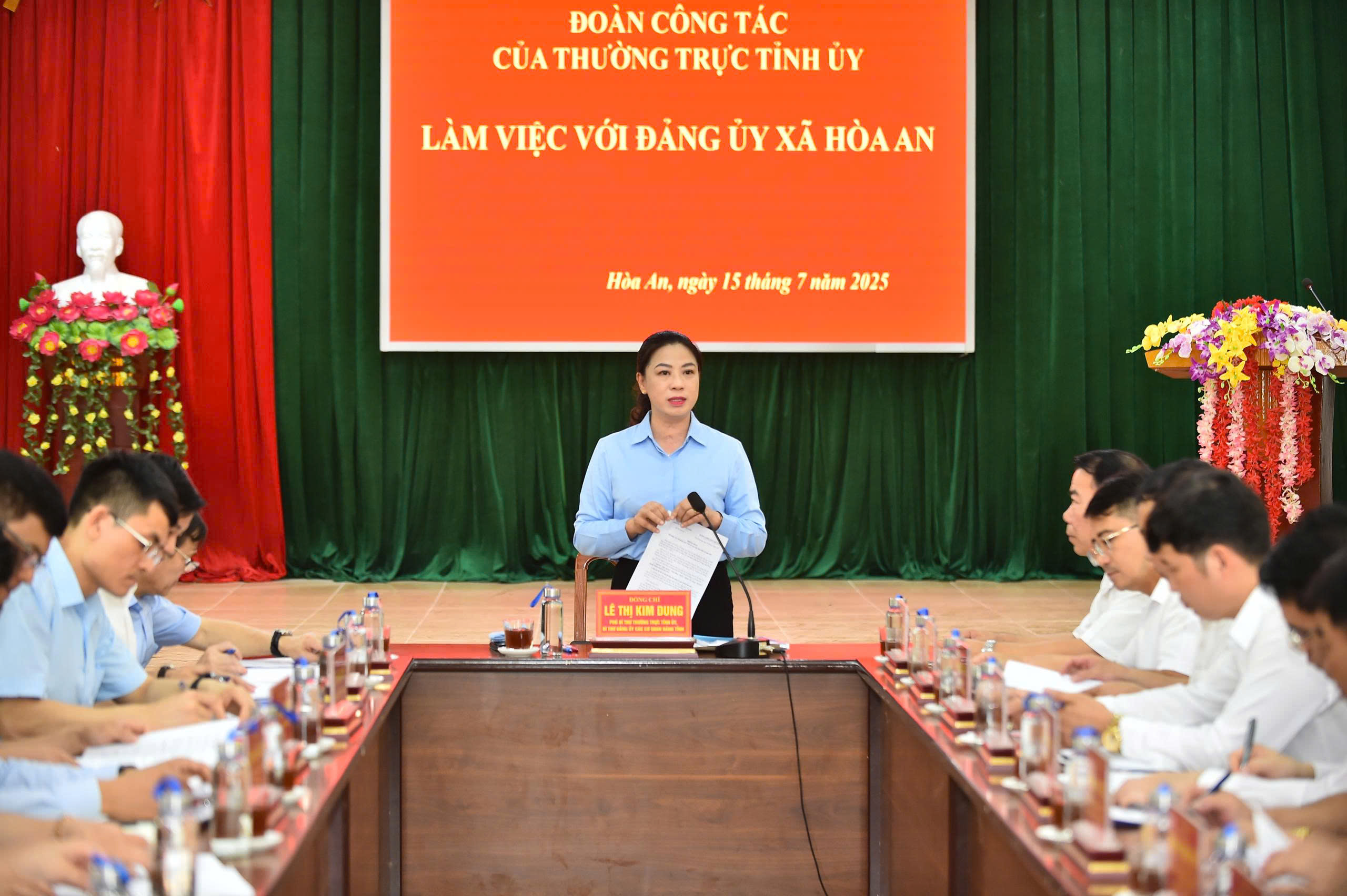 Phó Bí thư Thường trực Tỉnh ủy Lê Thị Kim Dung làm việc với xã Hòa An