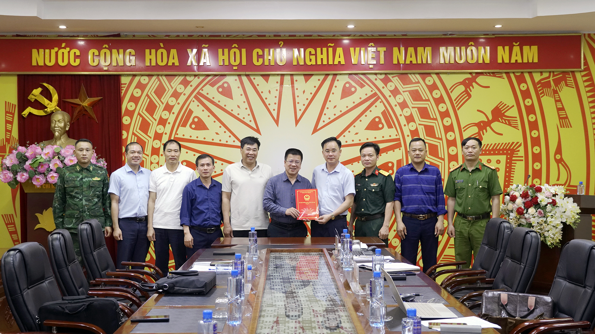 Ban Chỉ đạo công tác biên giới tổ chức bàn giao đường biên giới, mốc giới cho xã Pà Vầy Sủ