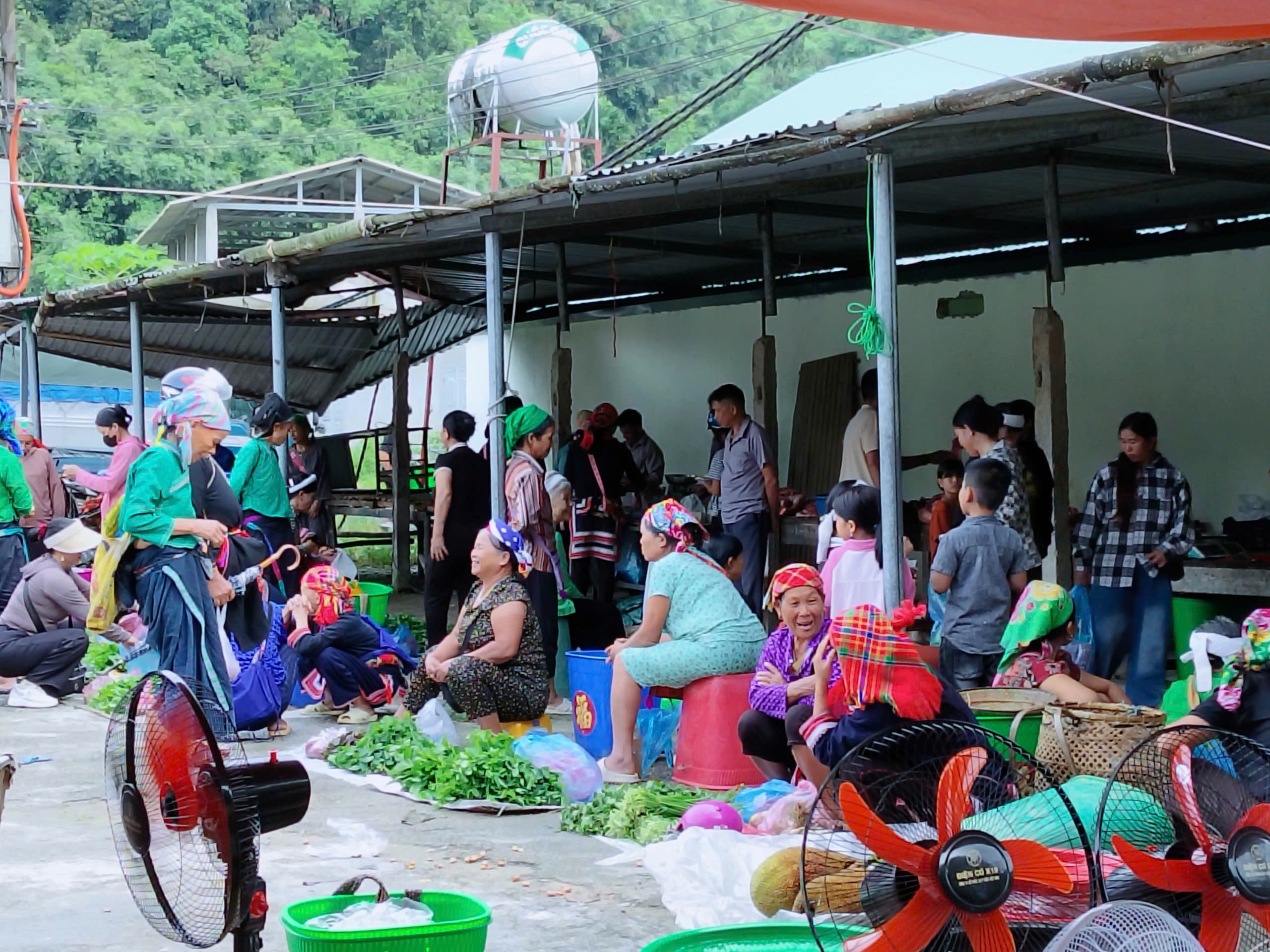 CHỢ PHIÊN XÃ QUẢNG NGUYÊN – ĐIỂM TUYÊN TRUYỀN GẦN DÂN, SÁT DÂN