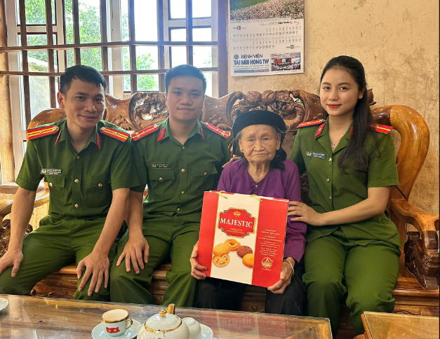 CÔNG AN XÃ TRUNG SƠN THĂM, TẶNG QUÀ BÀ MẸ VIỆT NAM ANH HÙNG VÀ CÁC GIA ĐÌNH CHÍNH SÁCH NHÂN KỶ NIỆM 79 NĂM NGÀY THƯƠNG BINH - LIỆT SĨ