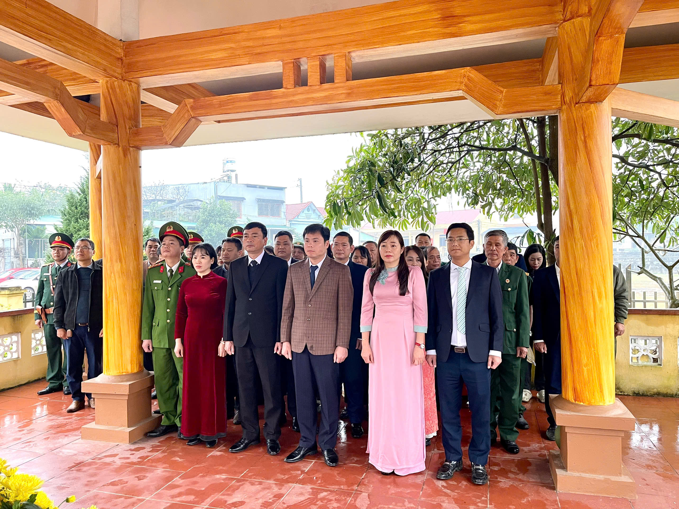 Thường trực Đảng ủy xã Nhữ Khê dâng hương tưởng niệm các Anh hùng liệt sĩ nhân dịp Tết Nguyên đán Bính Ngọ 2026