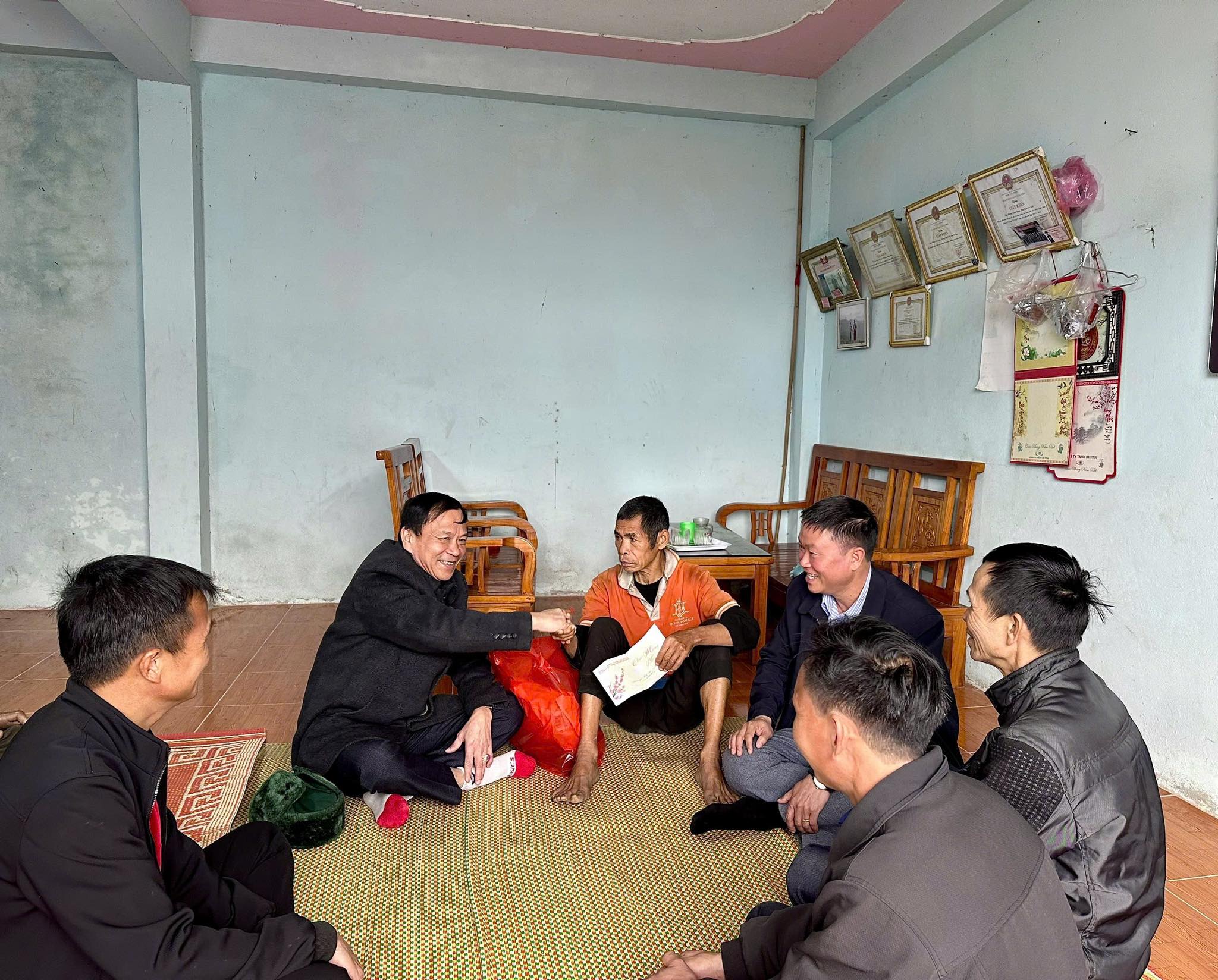 THƯỜNG TRỰC ĐẢNG UỶ XÃ TẶNG QUÀ NHÂN DỊP TẾT NGUYÊN ĐÁN BÍNH NGỌ NĂM 2026