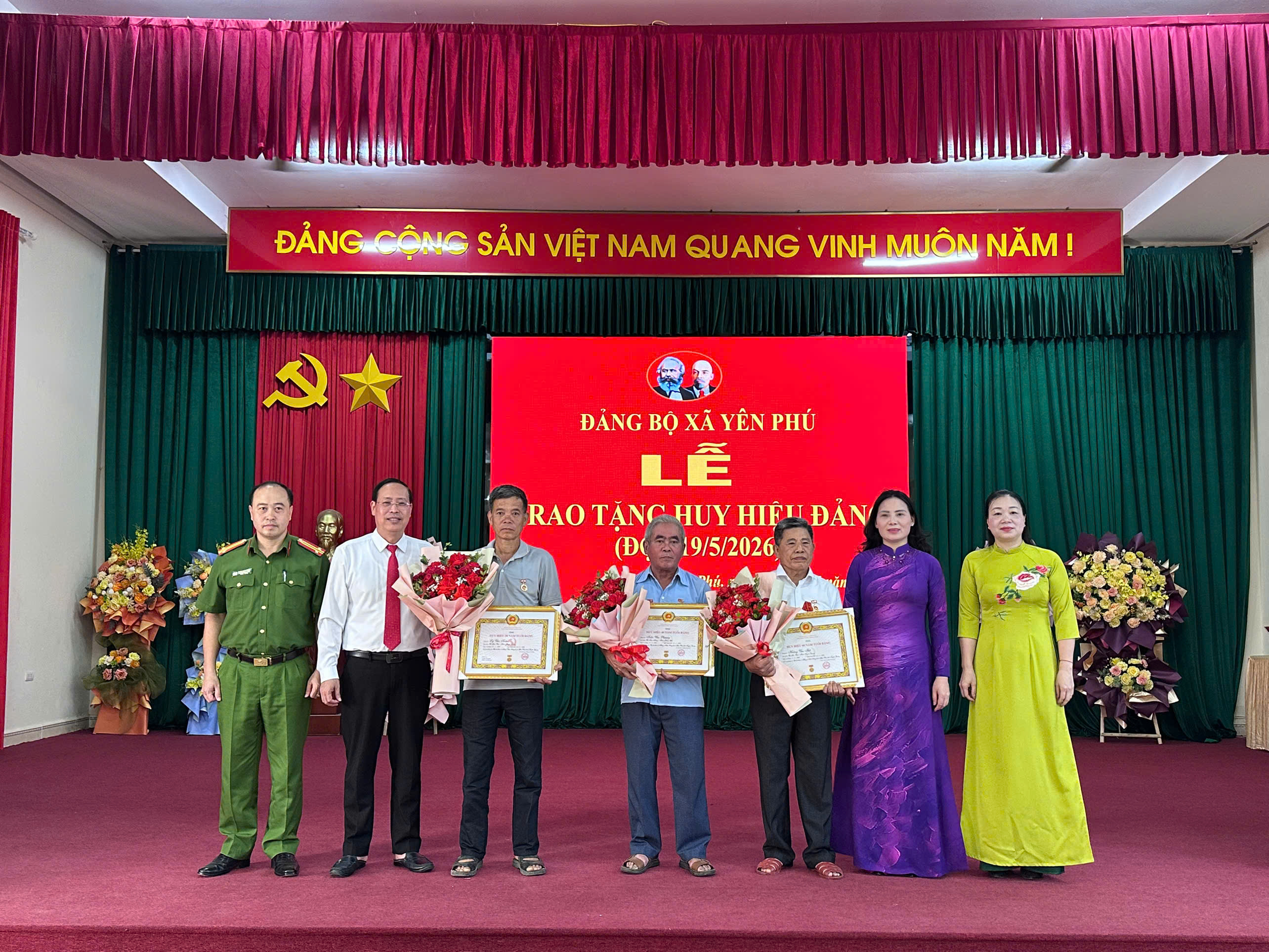 ĐẢNG BỘ XÃ YÊN PHÚ TỔ CHỨC LỄ TRAO TẶNG HUY HIỆU ĐẢNG ĐỢT 19/5 