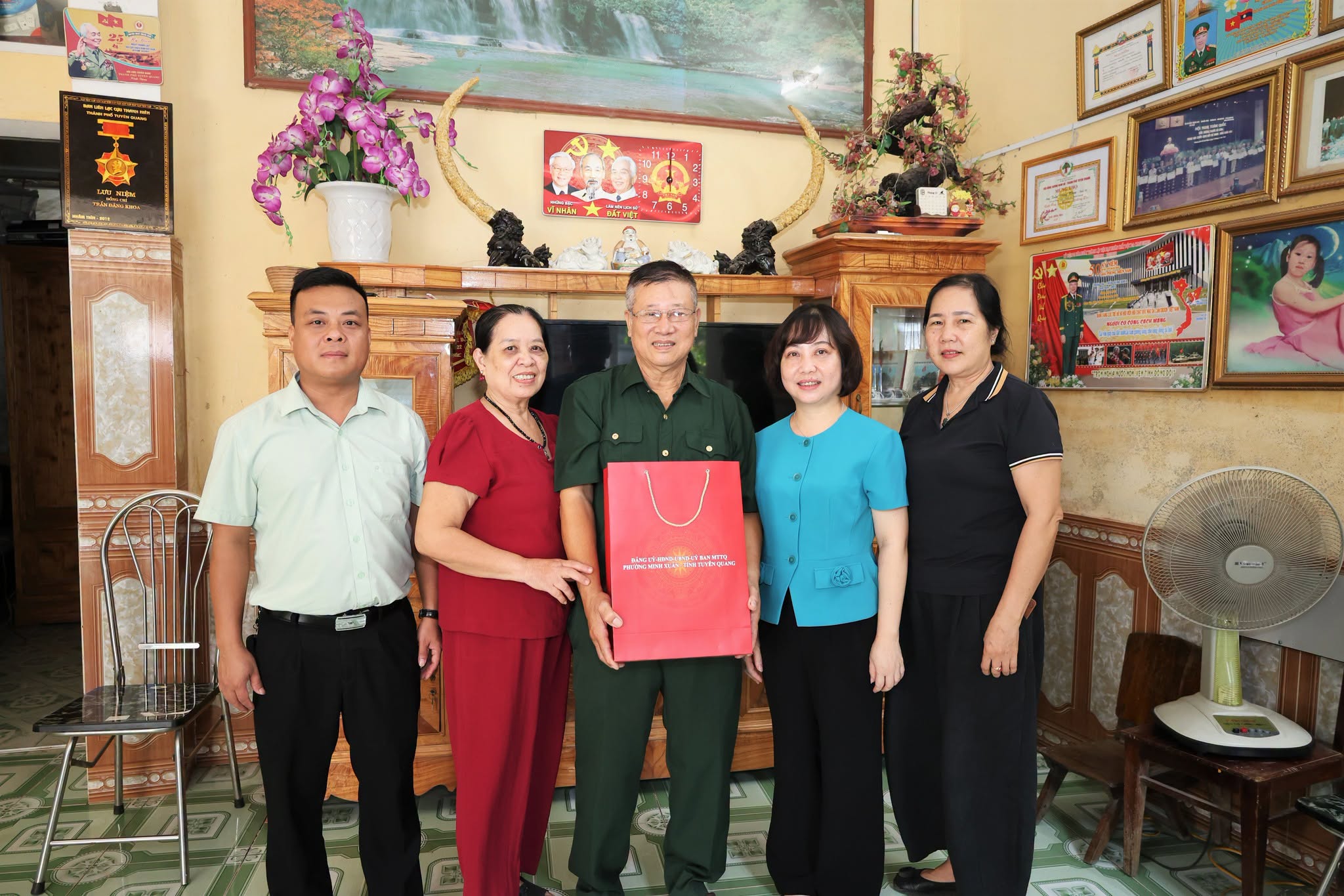 Đồng chí Đinh Thị Thu Hà thăm, tặng quà gia đình người có công với cách mạng tại phường Minh Xuân