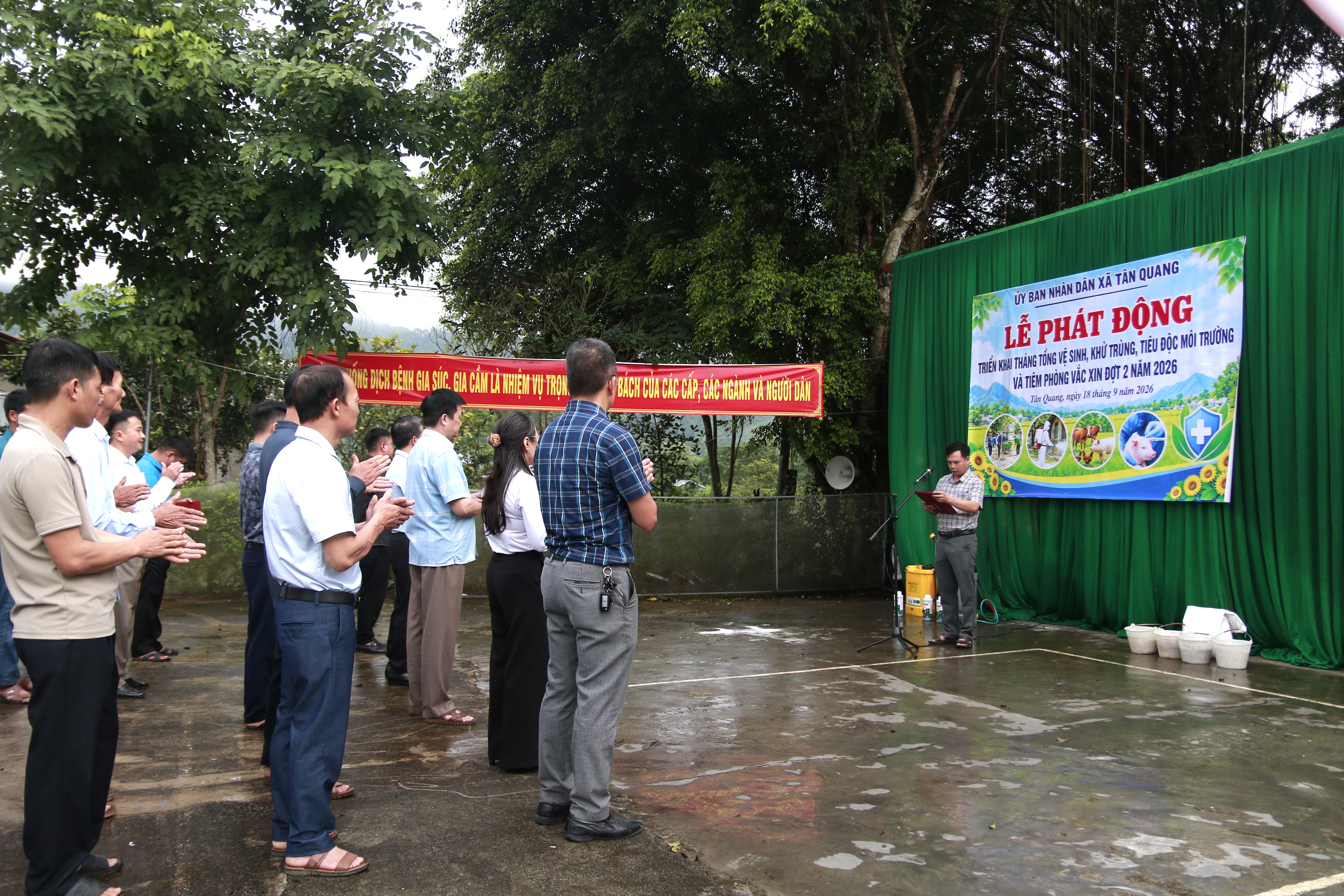Xã Tân Quang phát động tháng tổng vệ sinh, khử trùng, tiêu độc môi trường chăn nuôi đợt 2 năm 2026