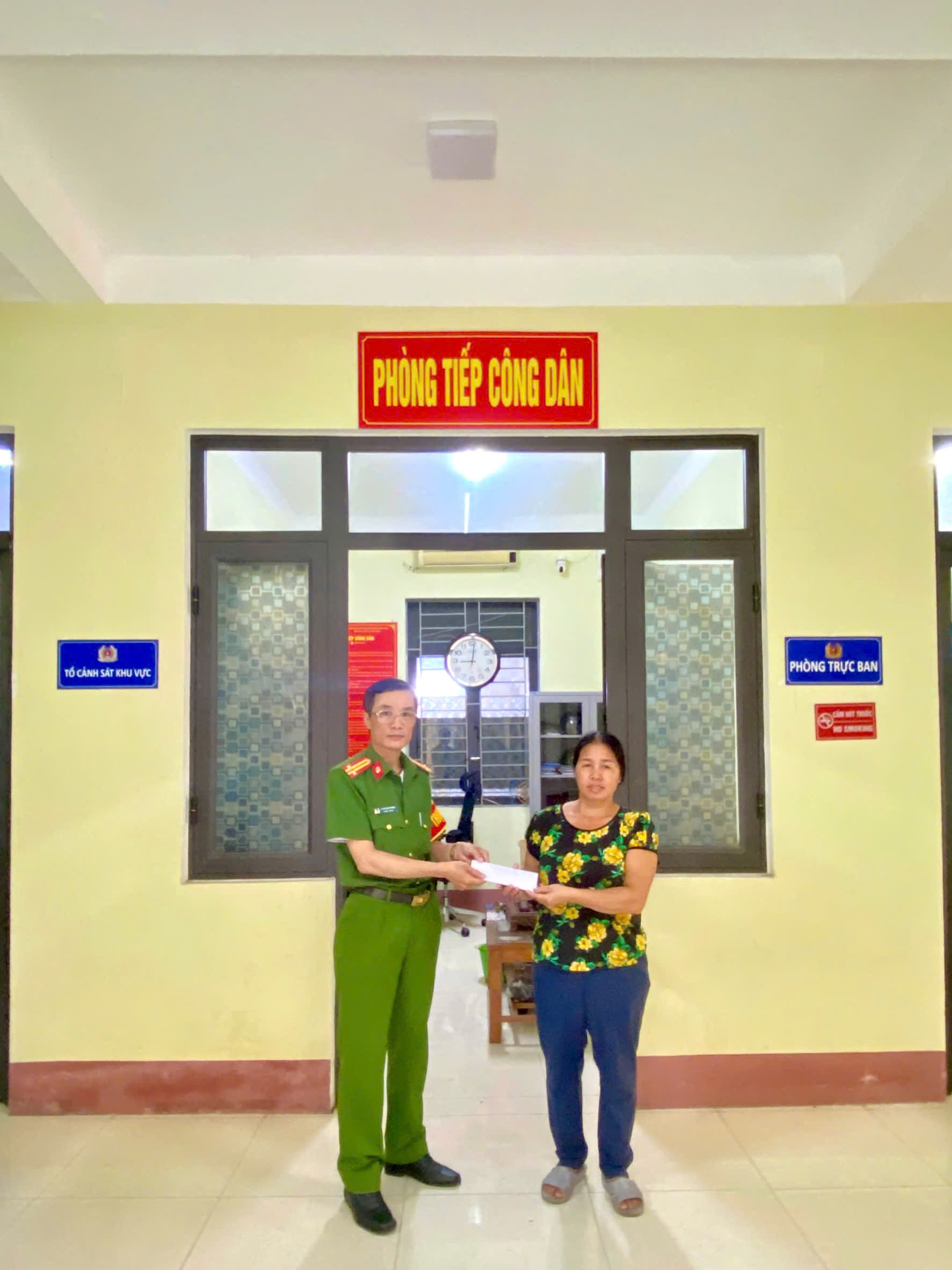 TRAO TRẢ CHO CÔNG DÂN SỐ TIỀN BỊ ĐÁNH RƠI