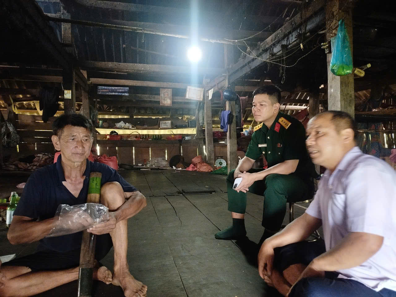 Ban Chỉ huy Quân sự xã Thượng Sơn khảo sát, thực hiện chính sách hậu phương Quân đội, thăm hỏi gia đình quân nhân đang phục vụ tại ngũ có hoàn cảnh khó khăn