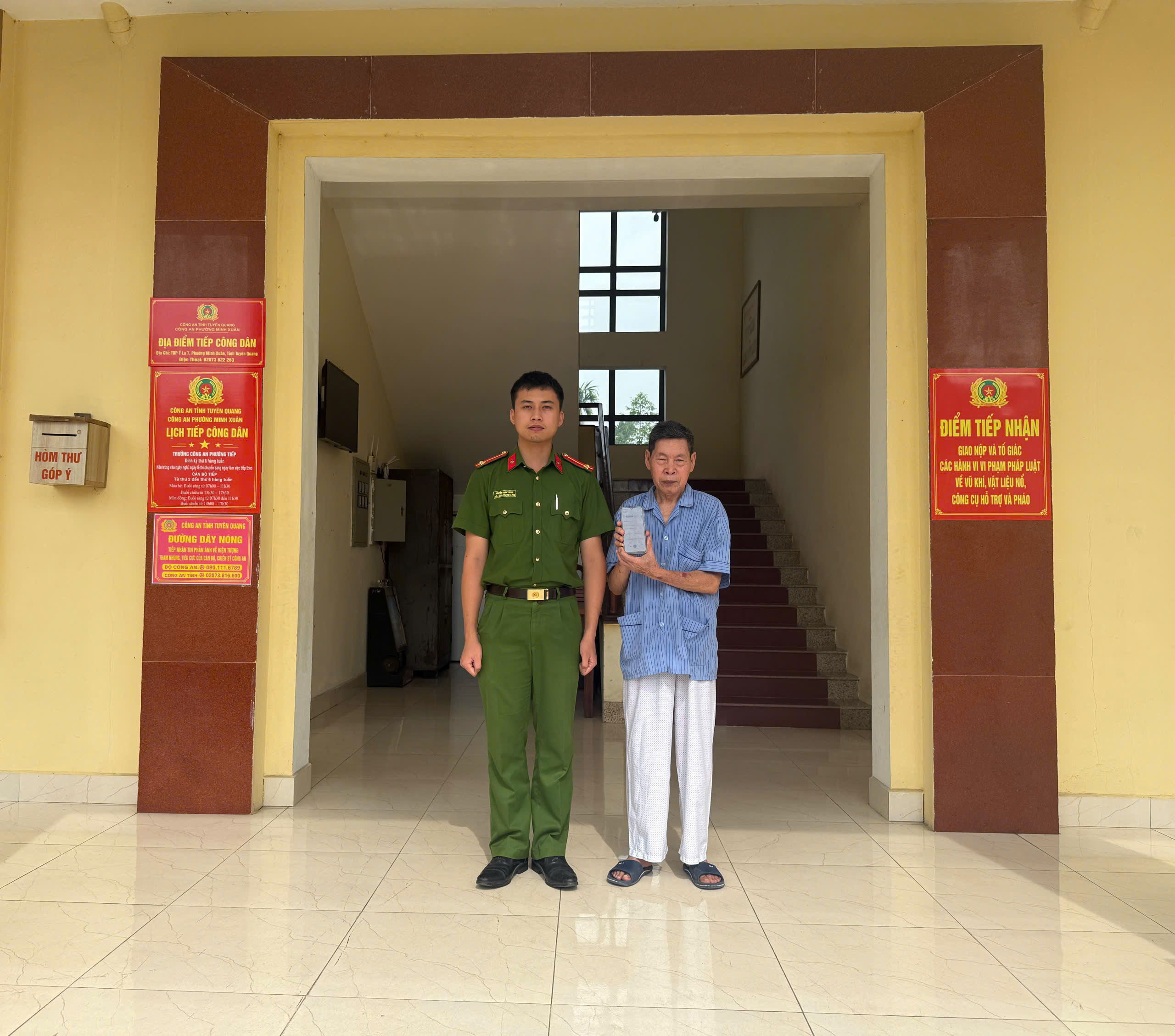CÔNG AN PHƯỜNG MINH XUÂN HỖ TRỢ NGƯỜI DÂN NHẬN LẠI TIỀN CHUYỂN NHẦM