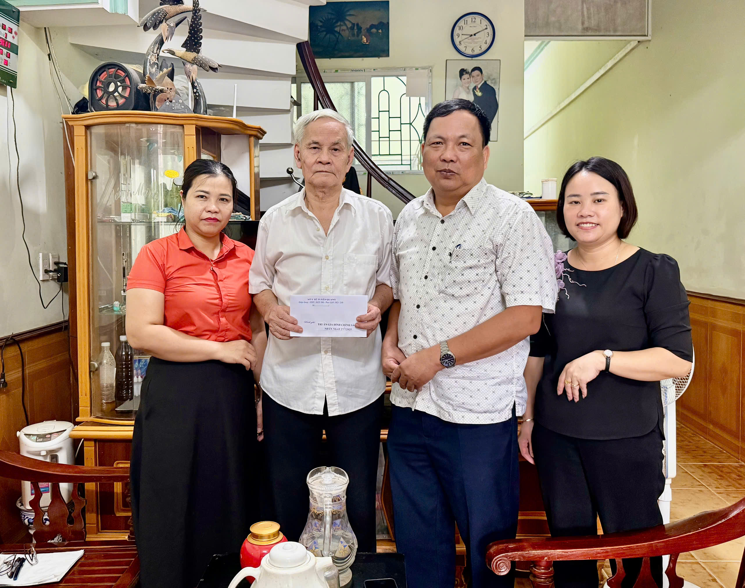 Lãnh đạo Sở Y tế thăm và tặng quà gia đình chính sách, người có công nhân Ngày Thương binh, Liệt sĩ 27/7