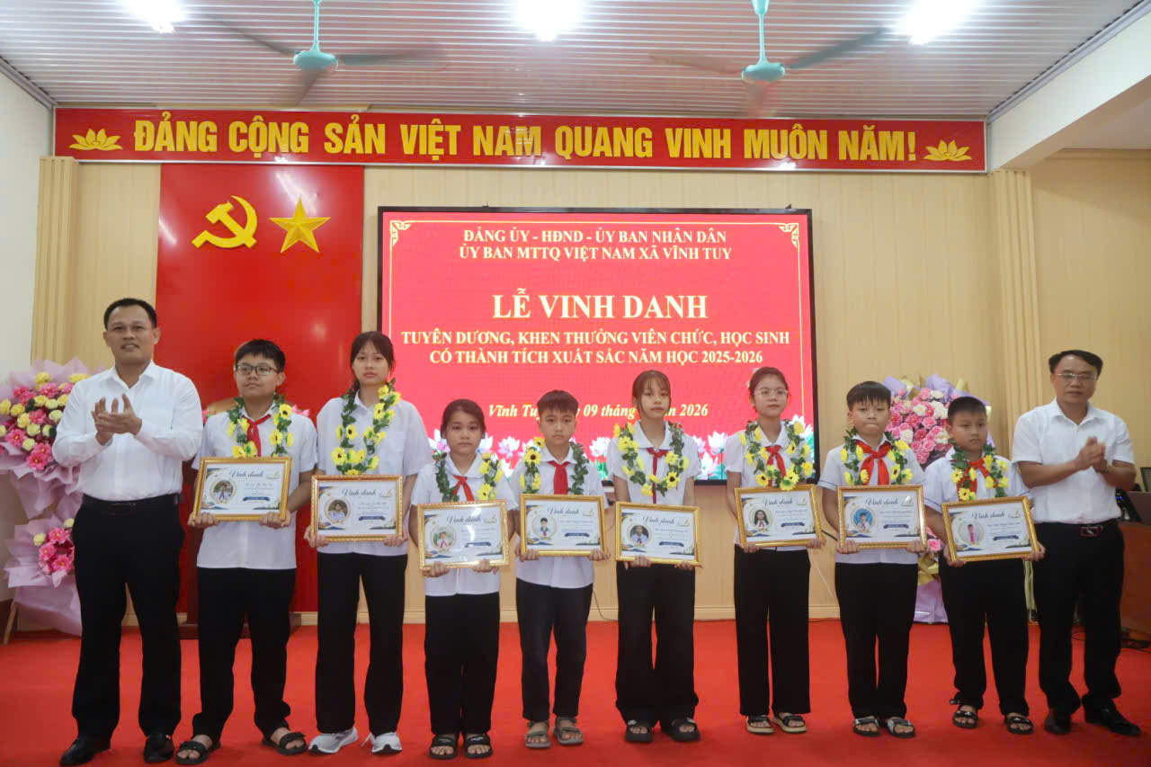 Vinh danh trao vong ng quế a Thiện.jpg