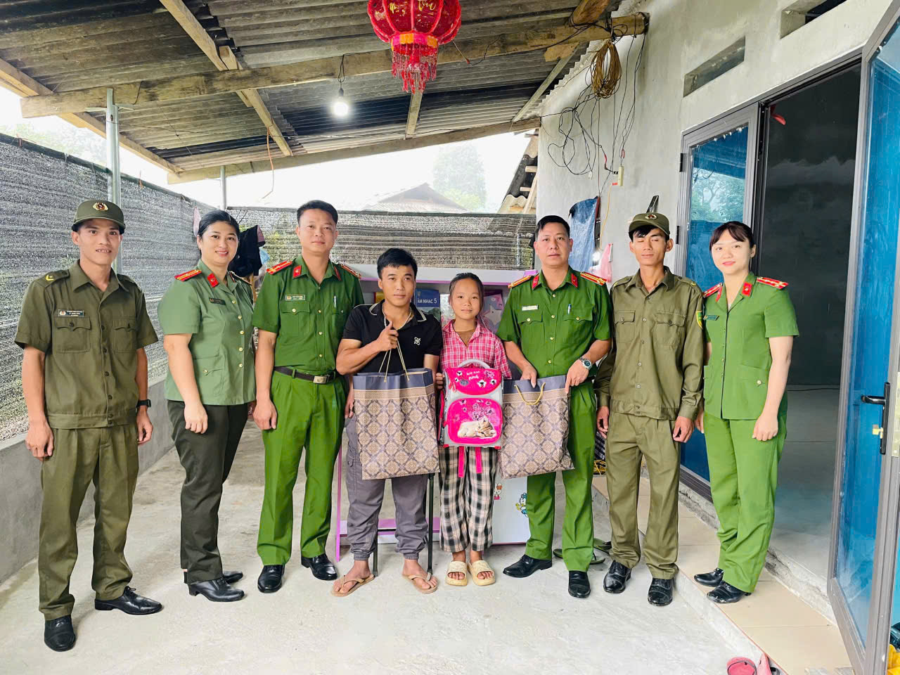 LAN TOẢ YÊU THƯƠNG, TIẾP SỨC ĐẾN TRƯỜNG