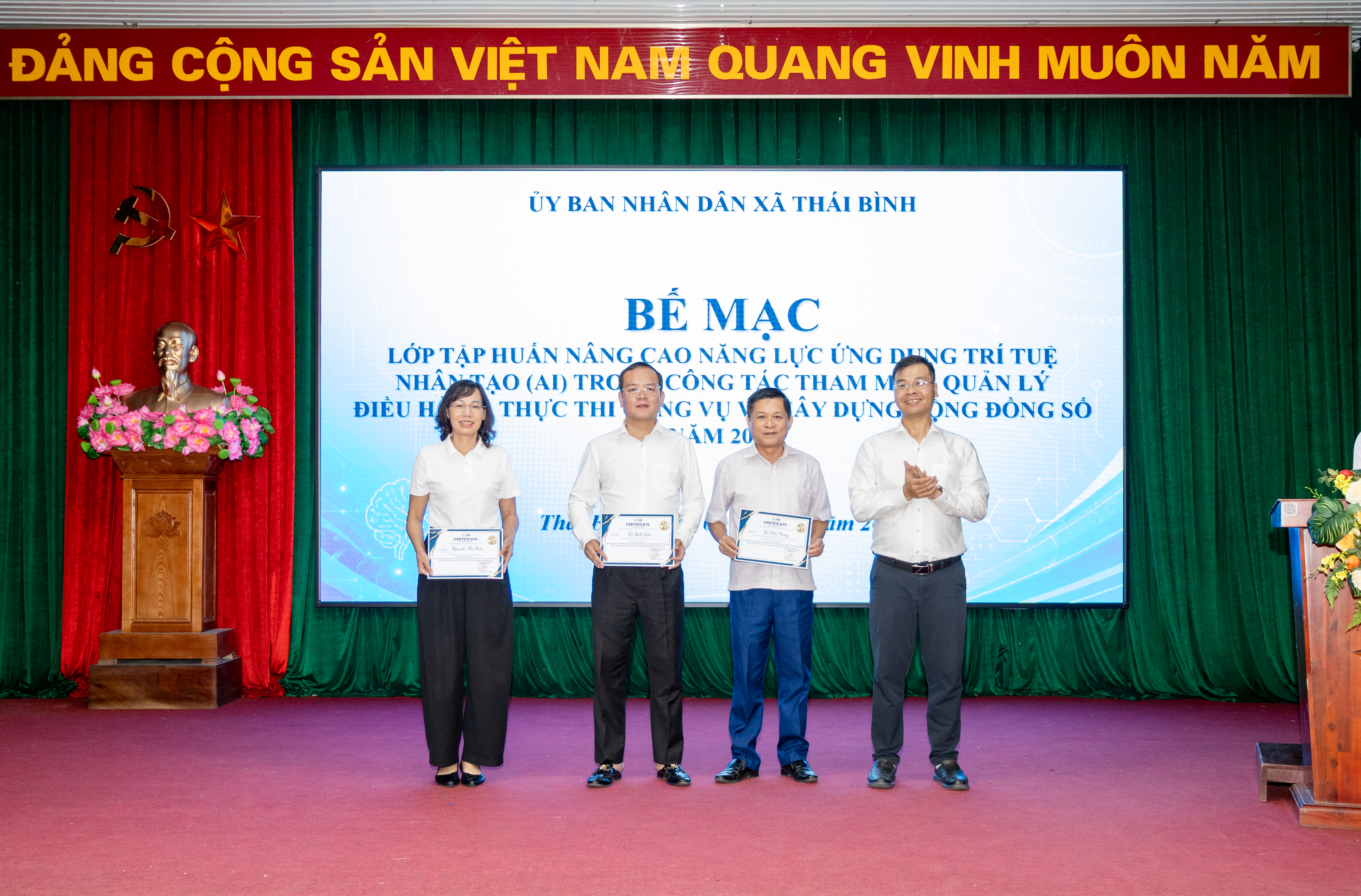 XÃ THÁI BÌNH TẬP HUẤN ỨNG DỤNG AI, NÂNG CAO NĂNG LỰC SỐ