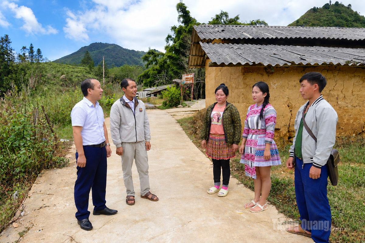 Đảng viên cùng bàn, cùng làm với Nhân dân