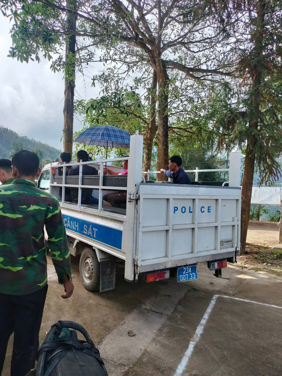CÔNG AN XÃ PỜ LY NGÀI KỊP THỜI GIÚP ĐỠ BỆNH NHÂN CHUYỂN TUYẾN CẤP CỨU 