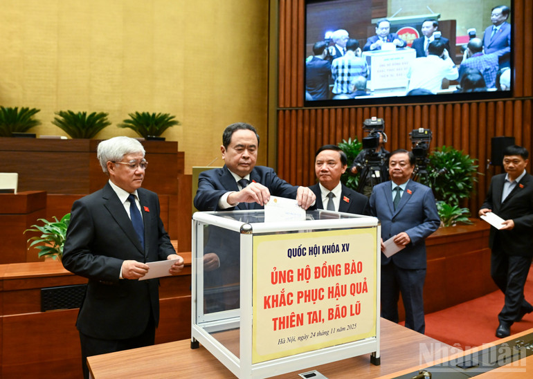 Đại biểu Quốc hội quyên góp ủng hộ đồng bào vùng thiên tai, bão lũ
