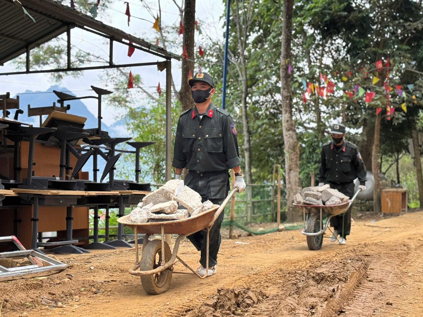 LỰC LƯỢNG CẢNH SÁT CƠ ĐỘNG RA QUÂN HUẤN LUYỆN, DIỄN TẬP PHƯƠNG ÁN, THAM GIA CÁC HOẠT ĐỘNG VỚI NHÂN DÂN