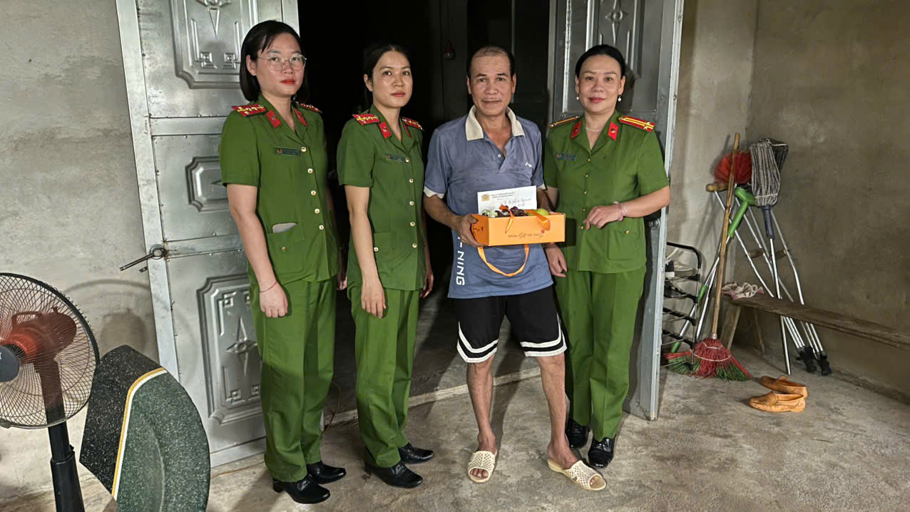 CHI HỘI PHỤ NỮ CÔNG AN XÃ BẰNG HÀNH TRAO QUÀ, CHIA SẺ KHÓ KHĂN VỚI CÁC GIA ĐÌNH TRÊN ĐỊA BÀN