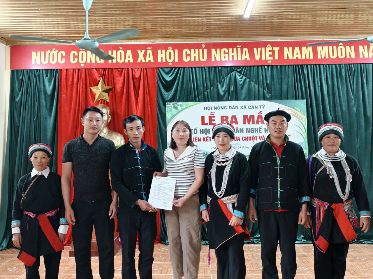 HỘI NÔNG DÂN XÃ CÁN TỶ RA MẮT TỔ HỘI NÔNG DÂN NGHỀ NGHIỆP LIÊN KẾT TRỒNG DƯA CHUỘT VÀ CÀ CHUA TẠI THÔN NA CẠN