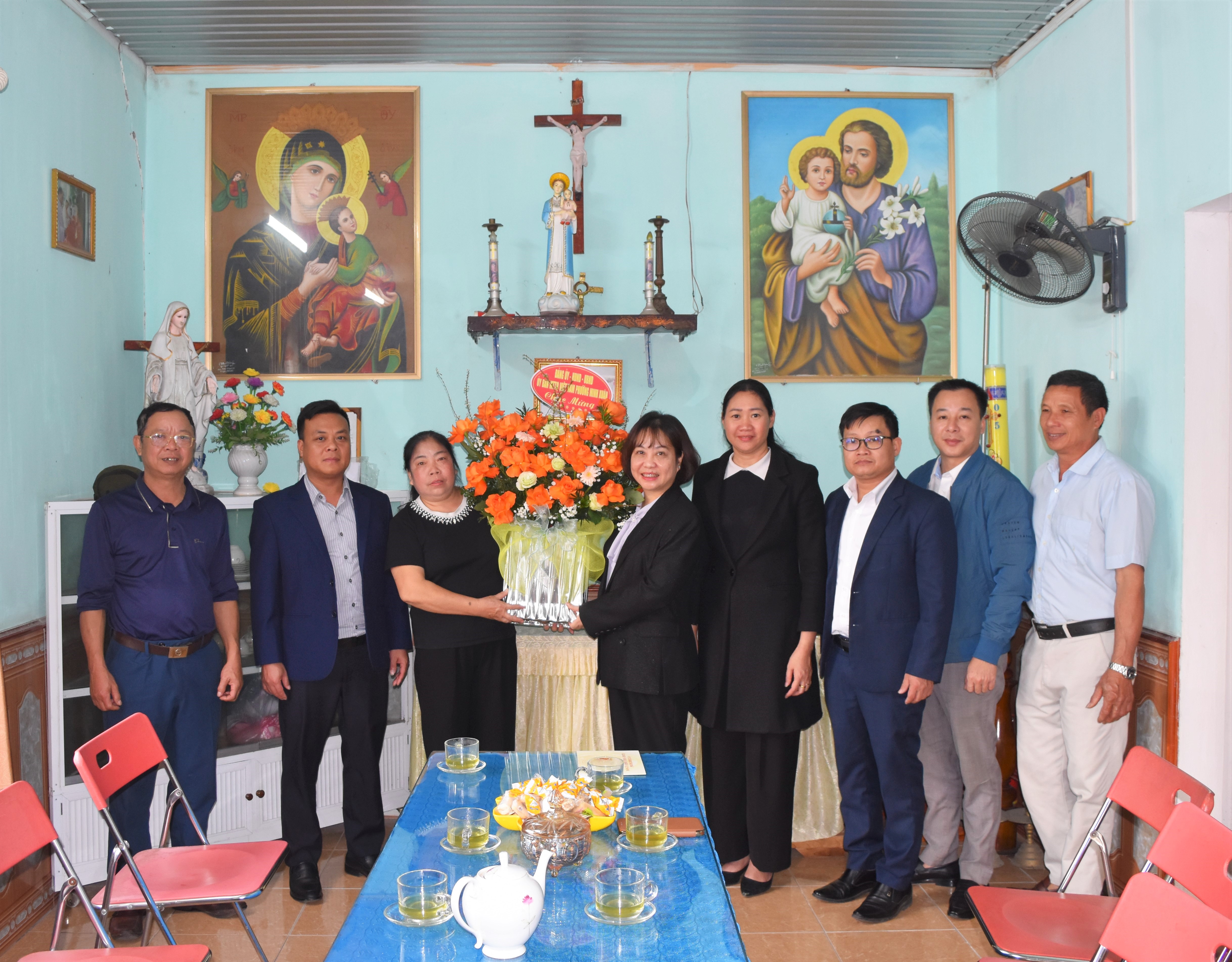 Lãnh đạo Cấp ủy, chính quyền phường Minh Xuân chúc mừng Lễ Giáng sinh 2025