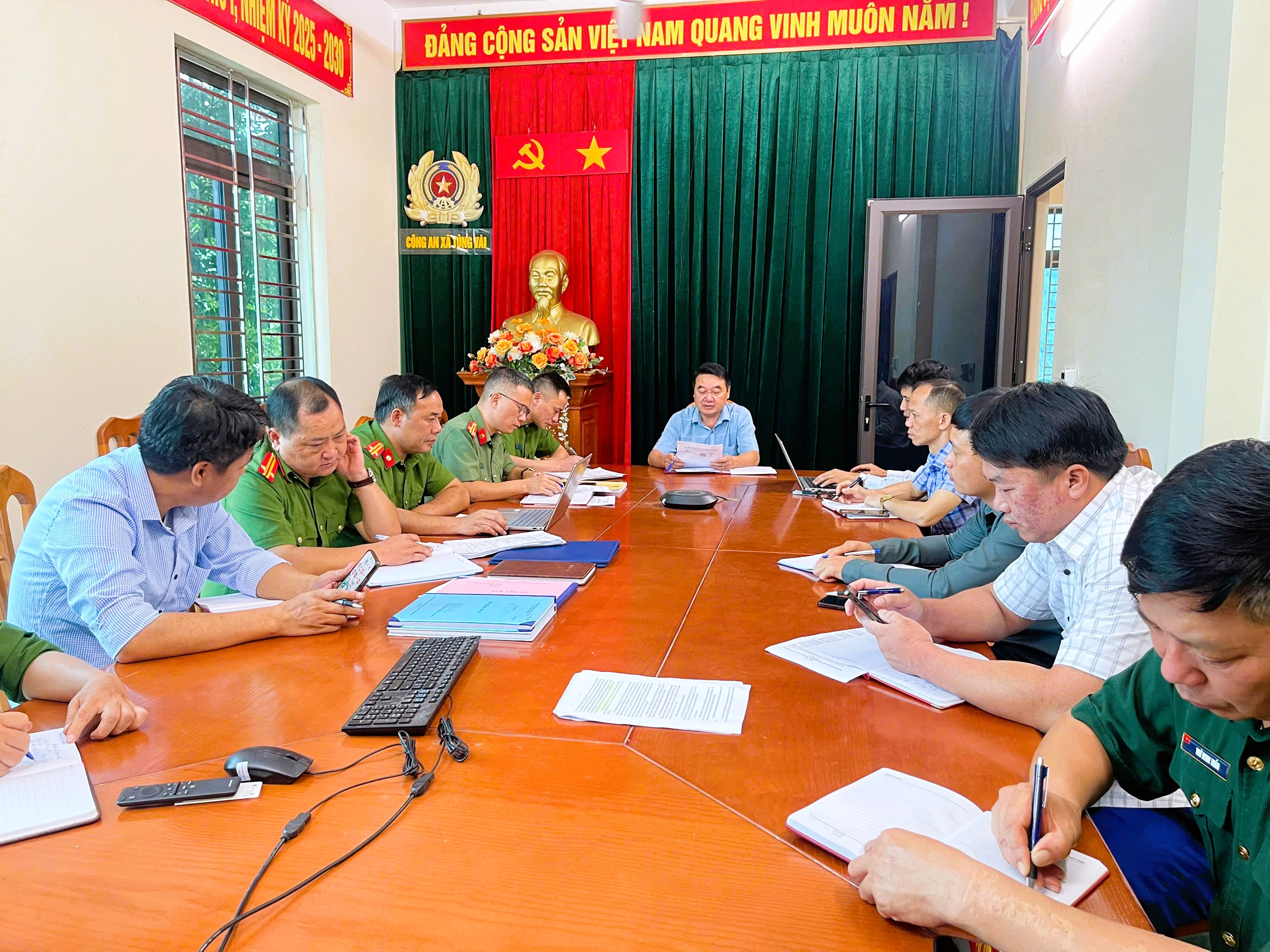 Tùng Vài: Họp triển khai các giải pháp trong thực hiện Chiến dịch cao điểm “Mùa hè số cùng VneID”.