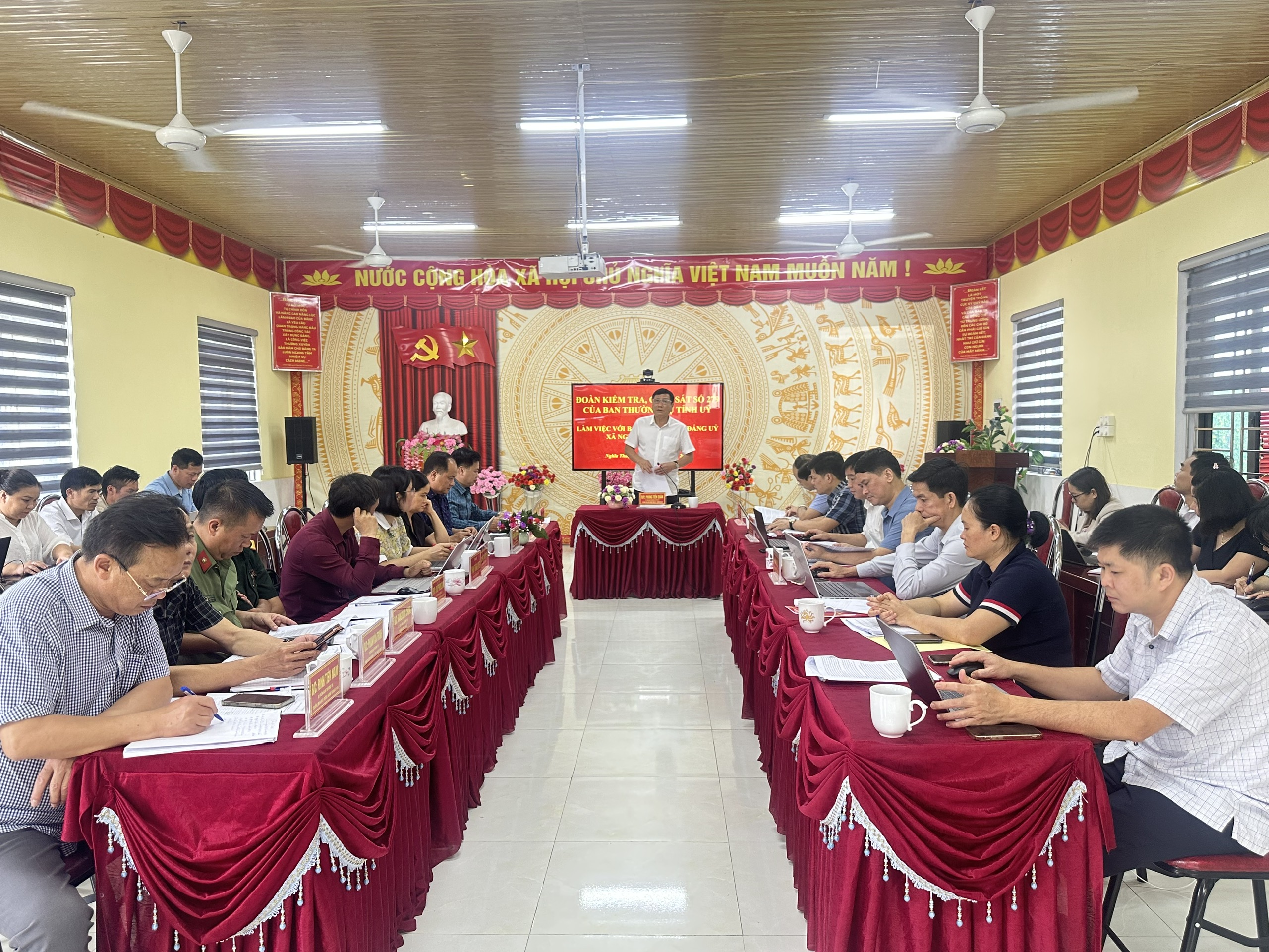 Trưởng Ban Nội chính Tỉnh ủy Phùng Tiến Quân làm việc tại xã Nghĩa Thuận