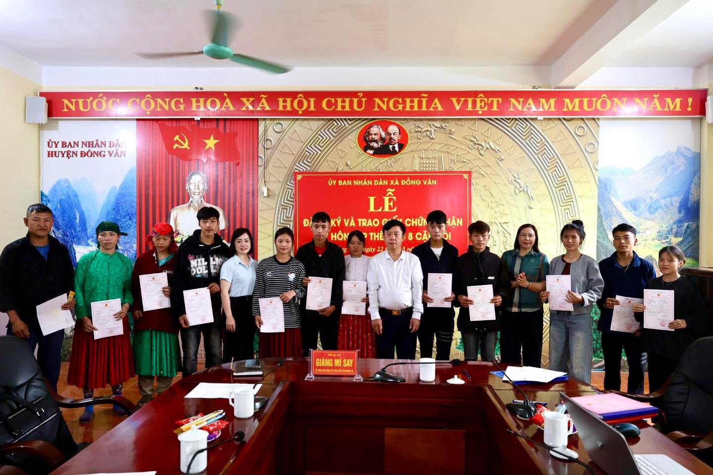 UBND XÃ ĐỒNG VĂN TỔ CHỨC LỄ ĐANG KÝ KẾT HÔN VÀ TRAO GIẤY CHỨNG NHẬN KẾT HÔN TẬP THỂ