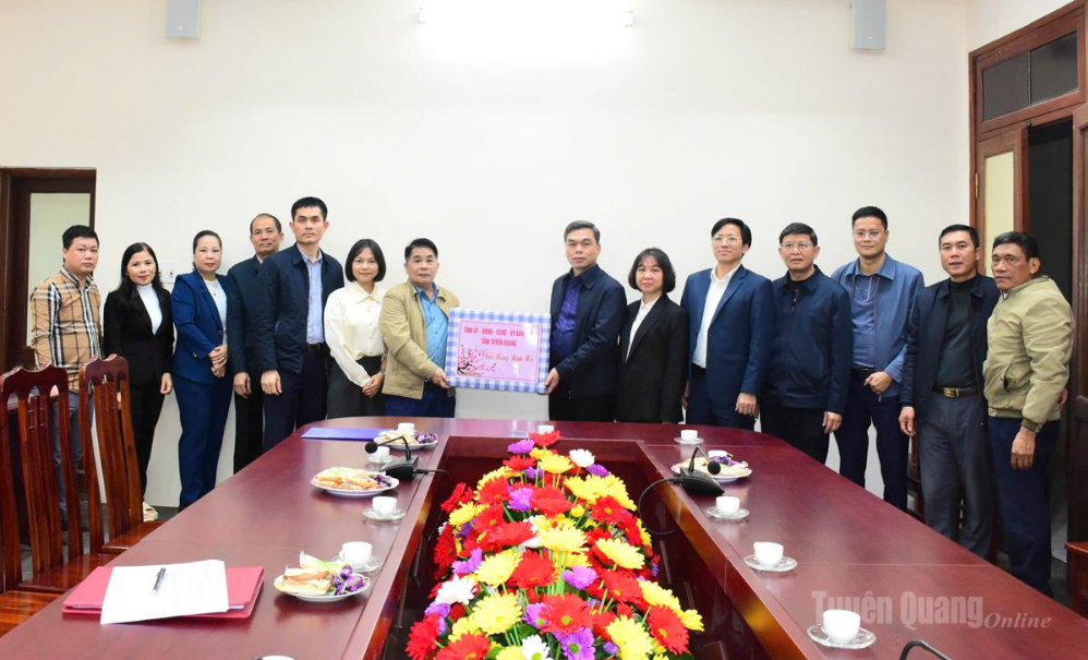 ĐỒNG CHÍ MA THẾ HỒNG THĂM, CHÚC TẾT CÔNG TY CỔ PHẦN DỊCH VỤ MÔI TRƯỜNG VÀ QUẢN LÝ ĐÔ THỊ TUYÊN QUANG