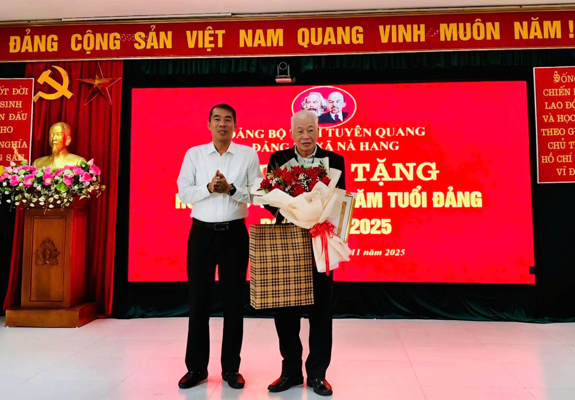 Chánh Thanh Tra tỉnh Ngô Xuân Nam trao Huy hiệu Đảng tại xã Nà Hang