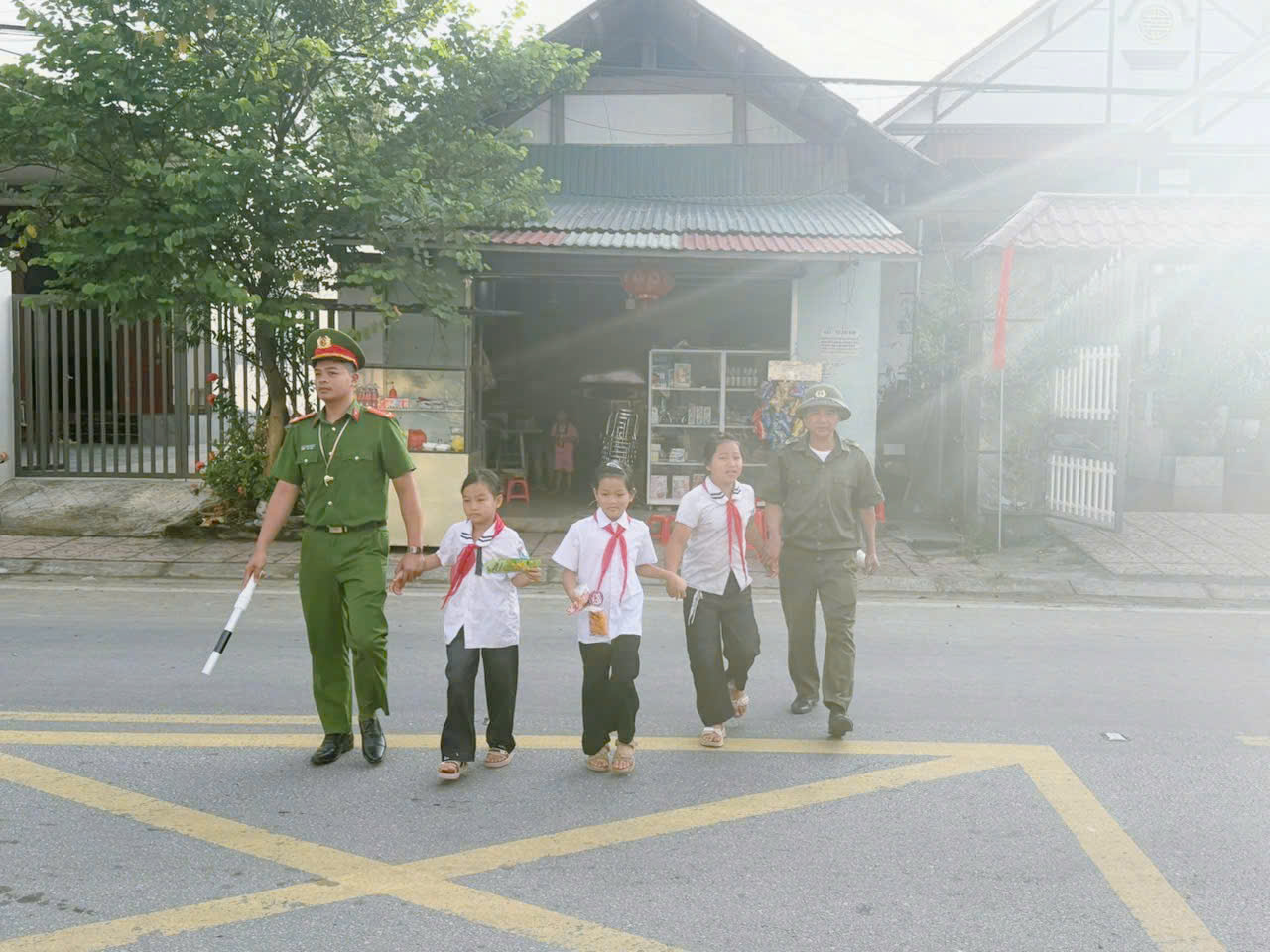 CÔNG AN XÃ MINH QUANG DUY TRÌ HIỆU QUẢ MÔ HÌNH “CỔNG TRƯỜNG AN TOÀN GIAO THÔNG”