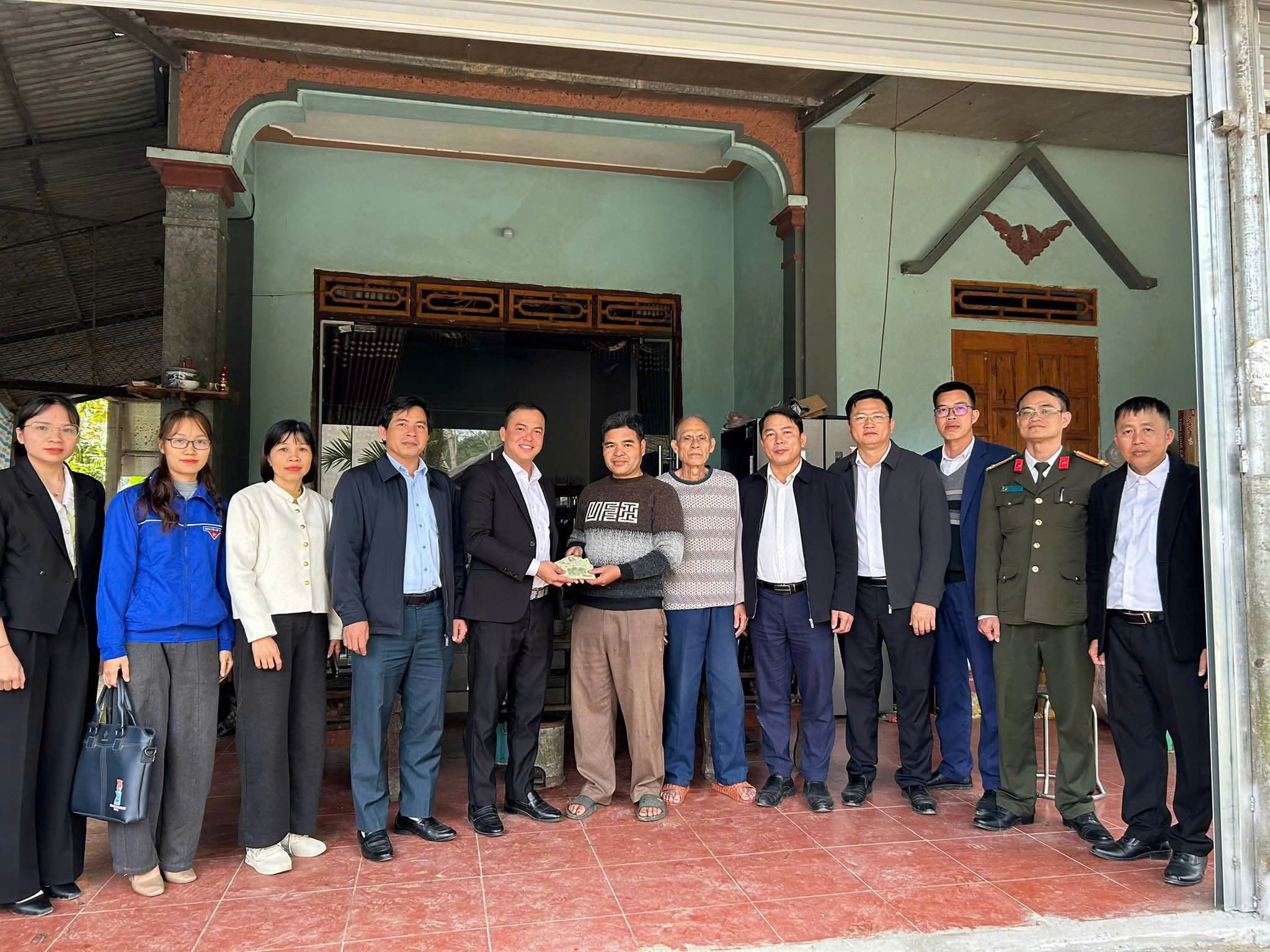 Trao tiền hỗ trợ sửa chữa nhà, làm nhà mới cho các đối tượng gia đình chính sách, người có công trên địa bàn xã