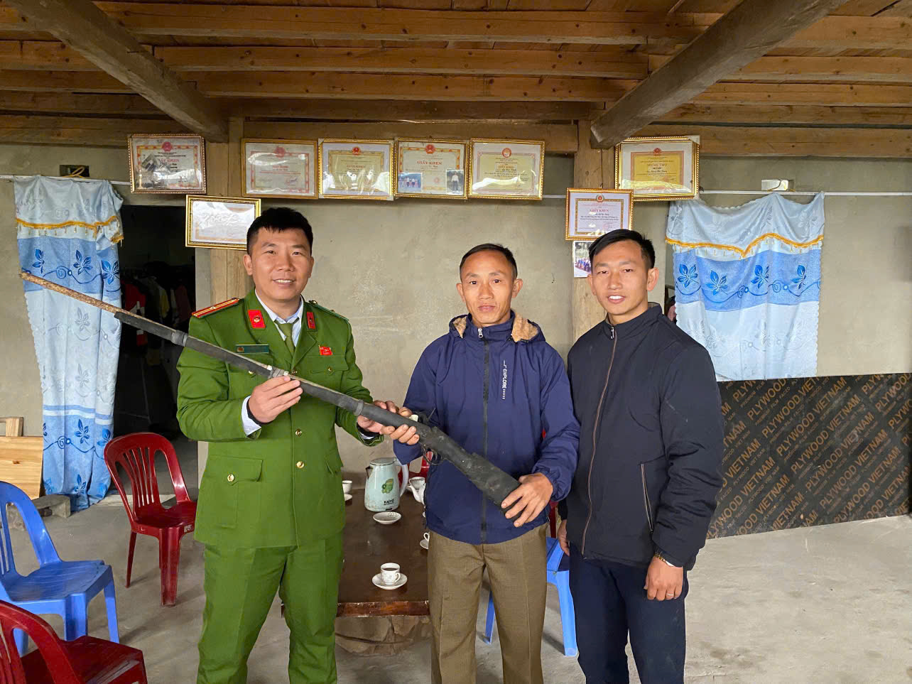 CÔNG AN XÃ THÀNG TÍN TĂNG CƯỜNG TUYÊN TRUYỀN, VẬN ĐỘNG NHÂN DÂN GIAO NỘP VŨ KHÍ, CÔNG CỤ HỖ TRỢ